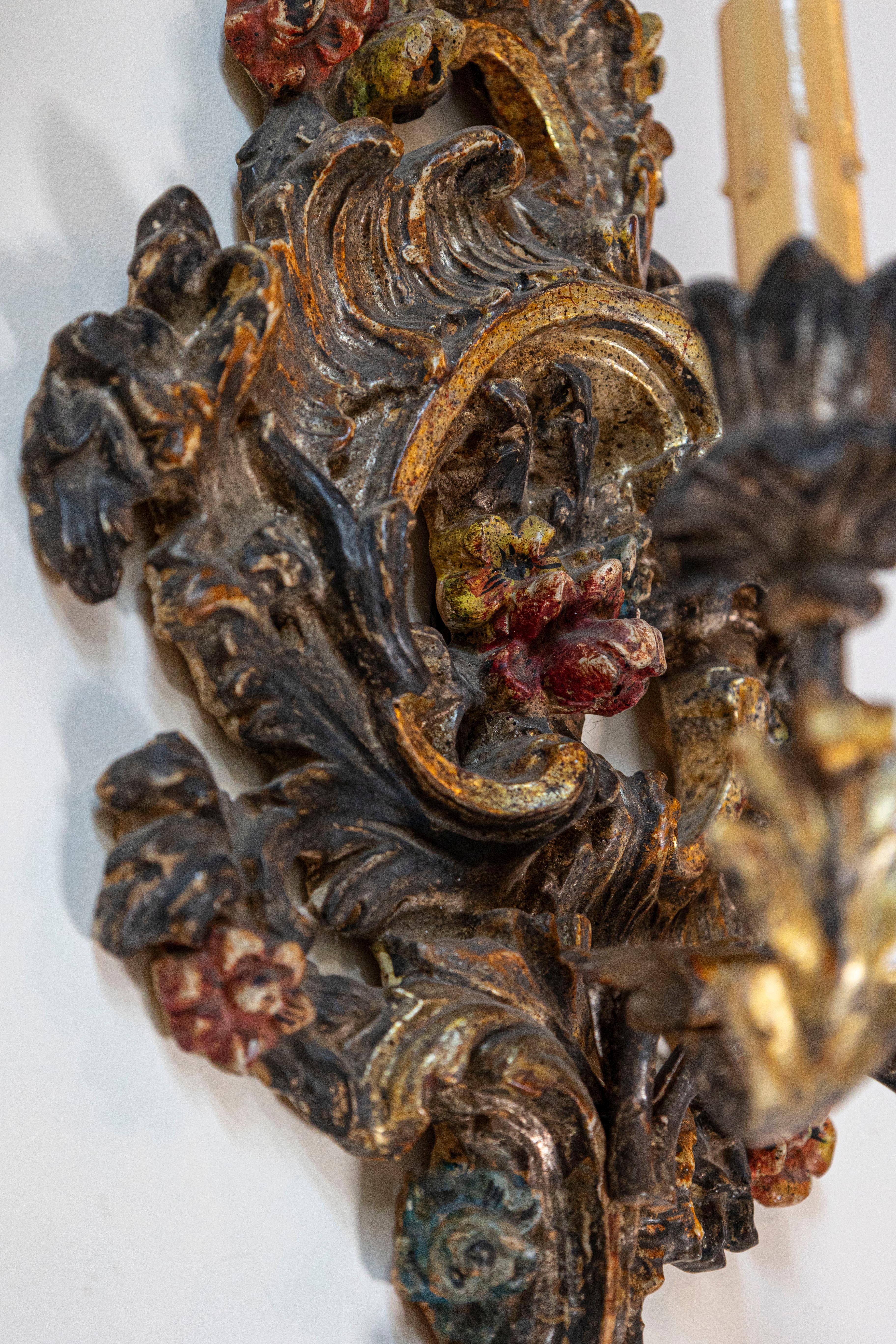 Paire d'appliques italiennes de style rococo de la fin du 19ème siècle sculptées et peintes en vente 3