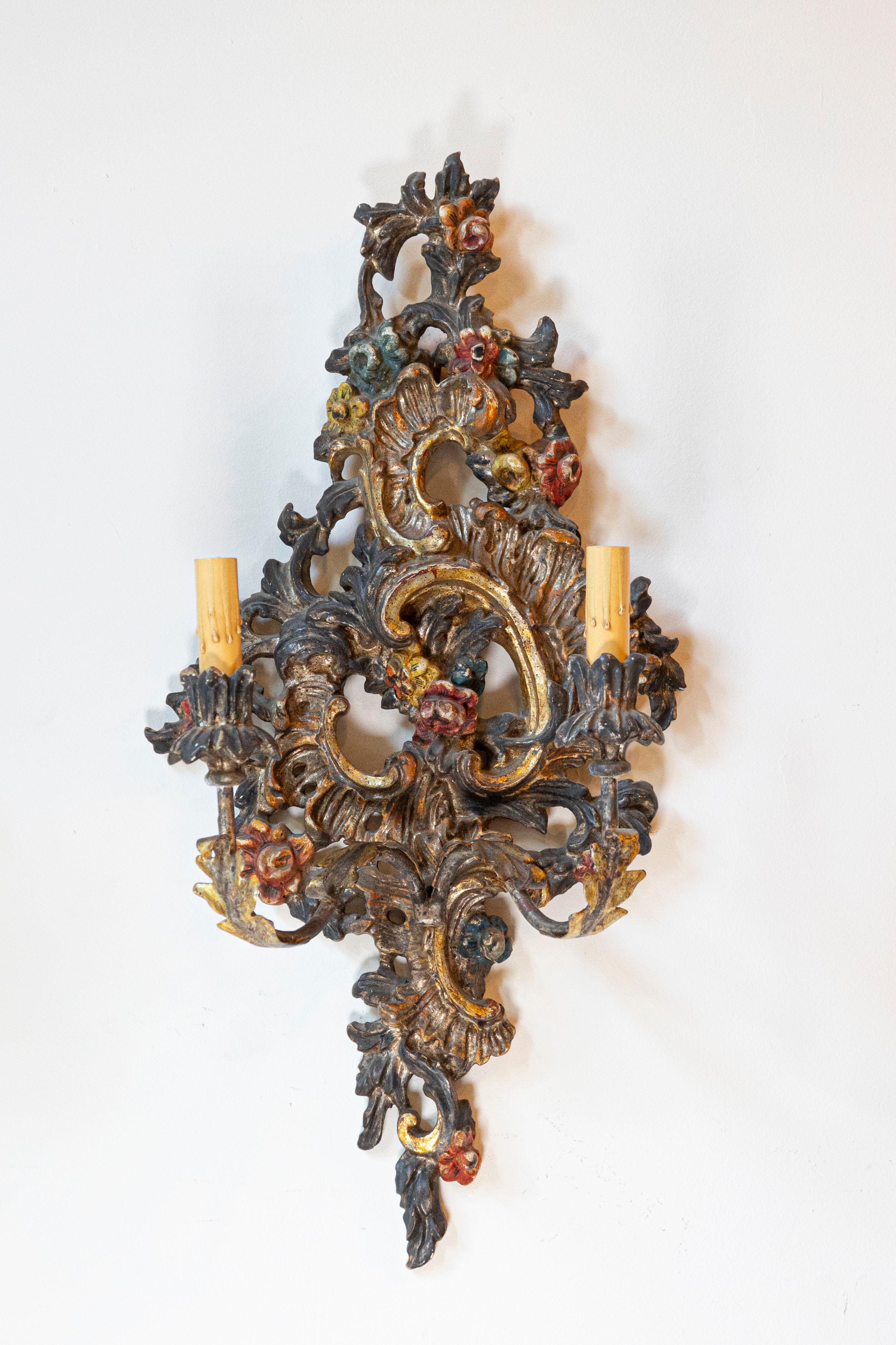 Rococo Paire d'appliques italiennes de style rococo de la fin du 19ème siècle sculptées et peintes en vente