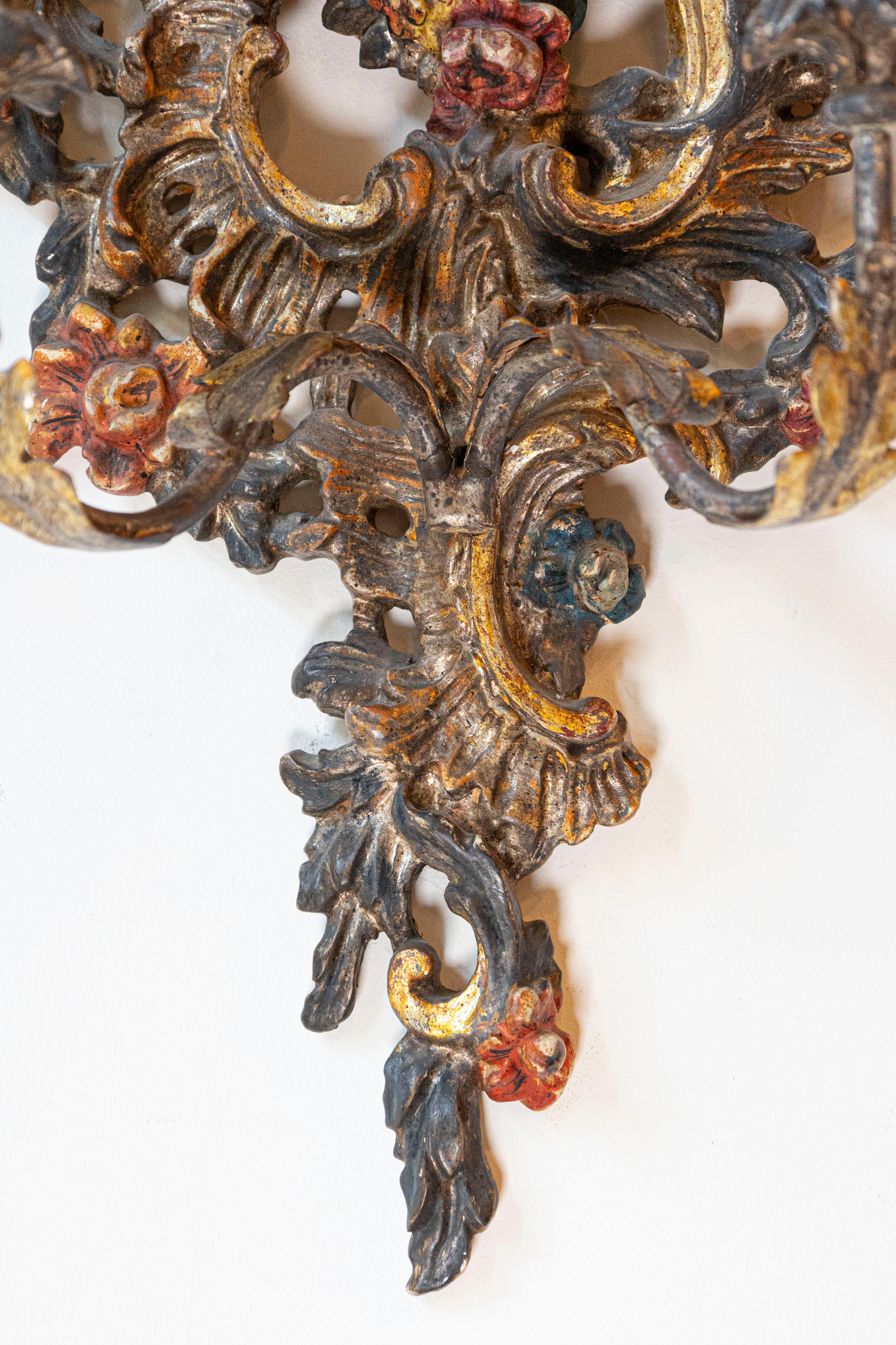 Paire d'appliques italiennes de style rococo de la fin du 19ème siècle sculptées et peintes Bon état - En vente à Atlanta, GA
