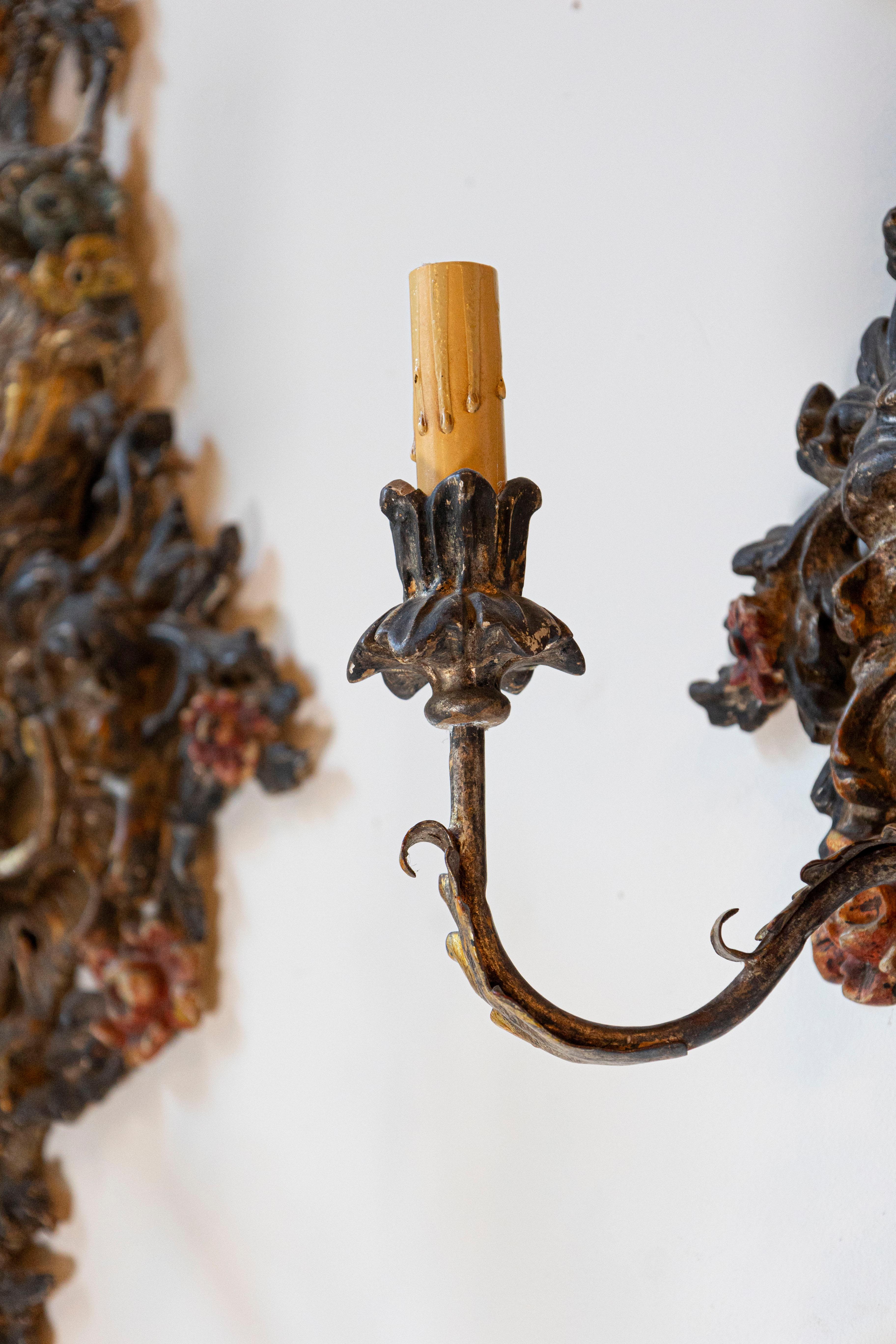 Métal Paire d'appliques italiennes de style rococo de la fin du 19ème siècle sculptées et peintes en vente