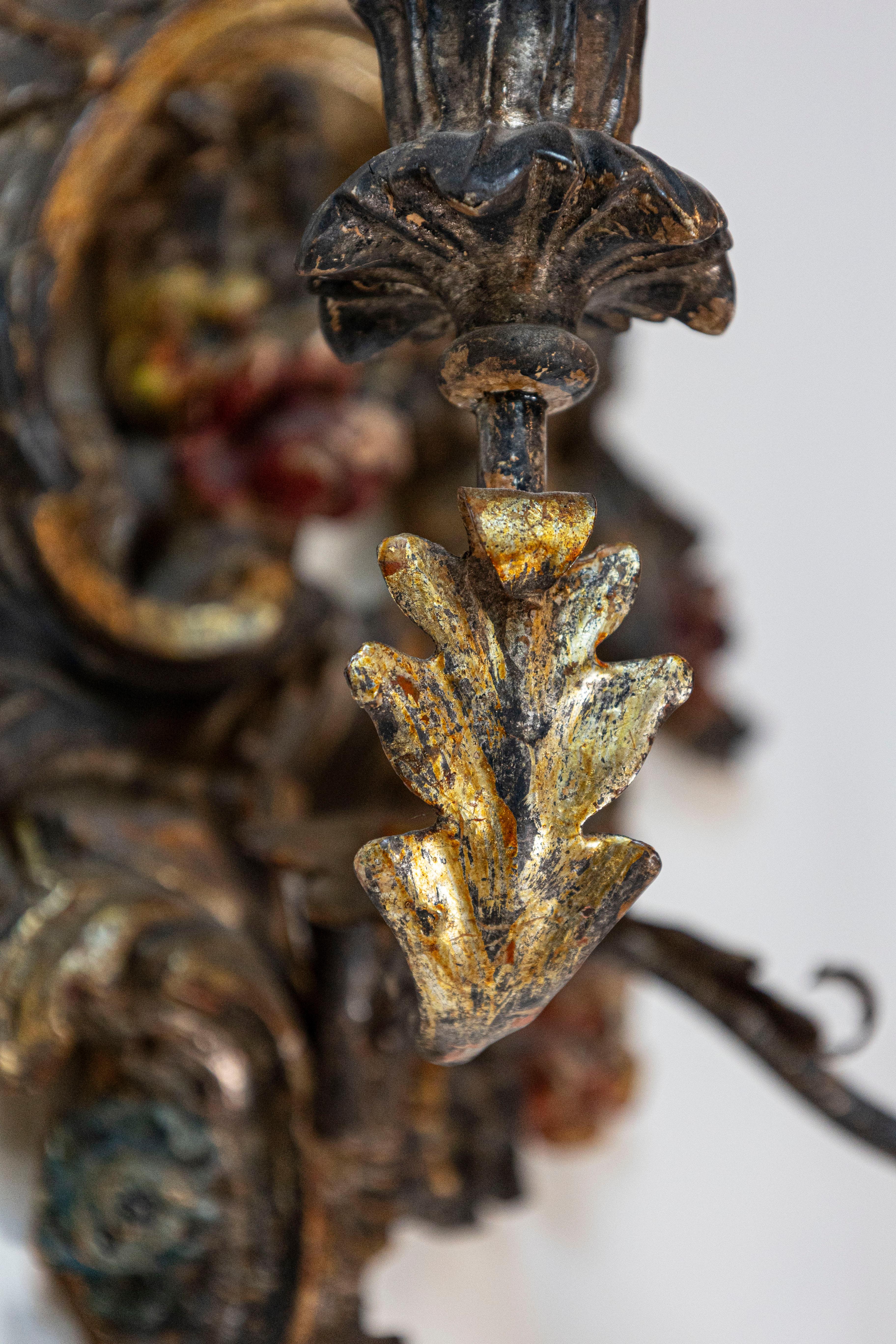 Paire d'appliques italiennes de style rococo de la fin du 19ème siècle sculptées et peintes en vente 2