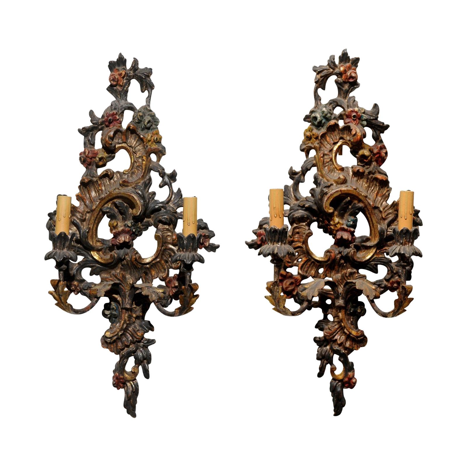 Paire d'appliques italiennes de style rococo de la fin du XIXe siècle sculptées et peintes