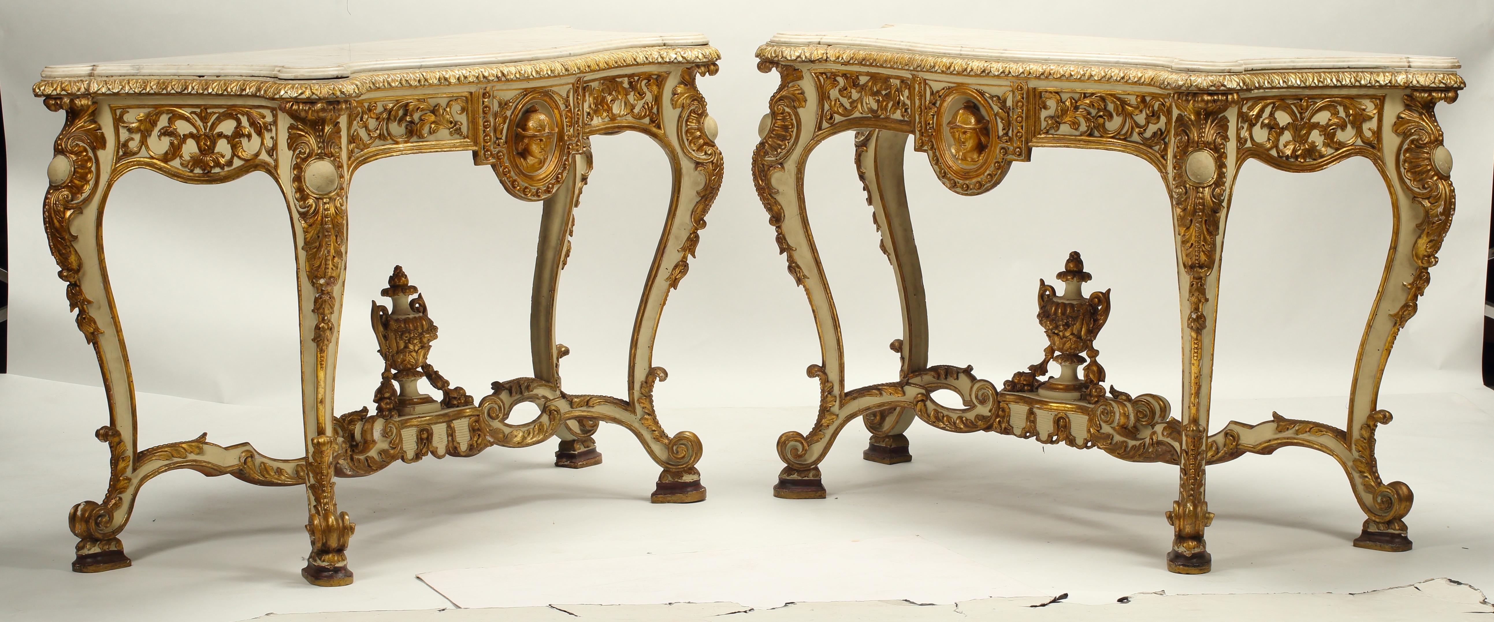 Dieses exquisite Paar italienischer Konsolentische im Rokokostil um 1850 verkörpert das Design und die Handwerkskunst dieser Zeit. Jede Konsole wird von einer weißen, geformten Marmorplatte über einem Fries mit geschnitzten Blattwerken gekrönt und