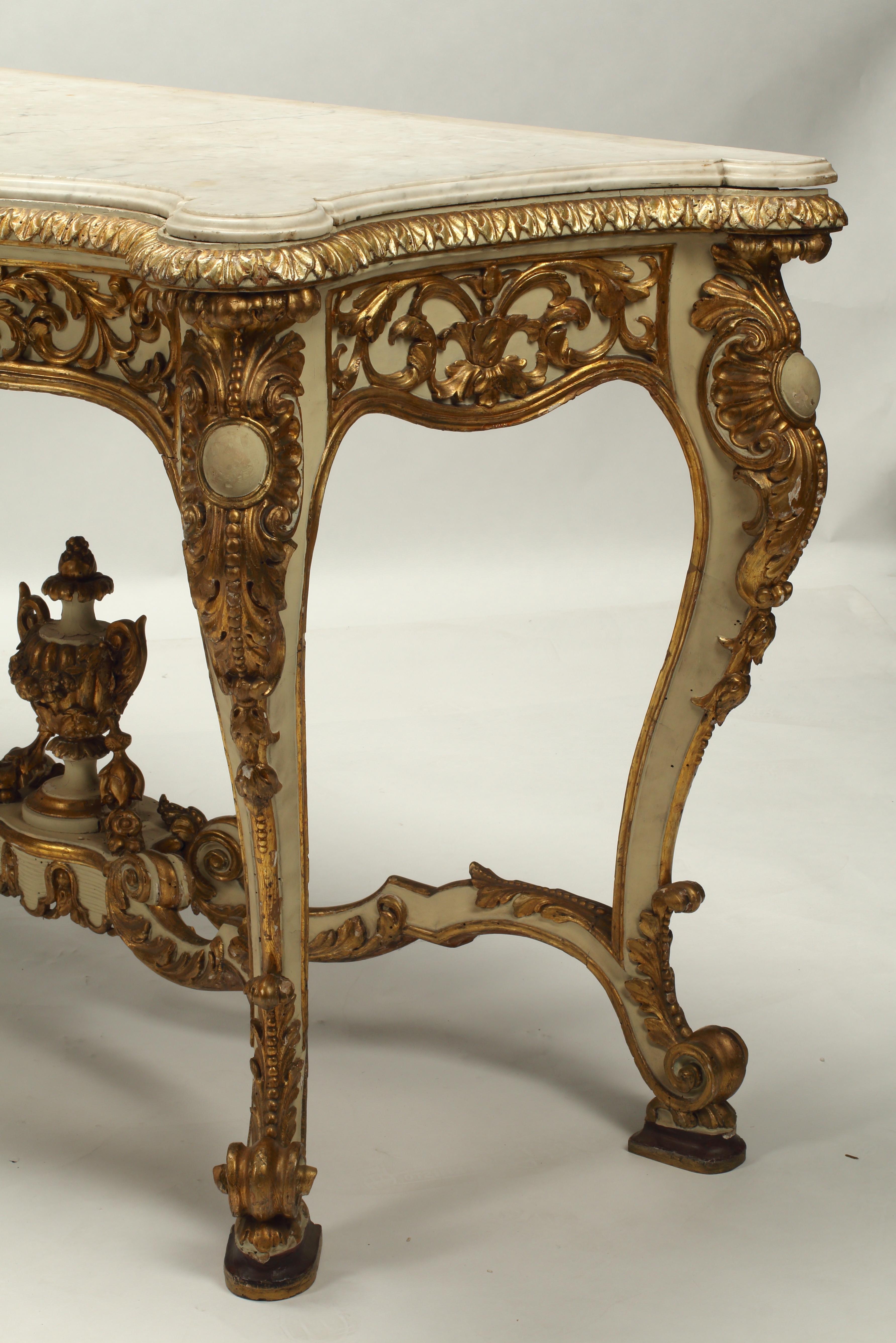 Paar italienische Konsolen im Rokoko-Stil, bemalt und teilweise vergoldet, frühes 19. Jahrhundert. (Louis XV.) im Angebot