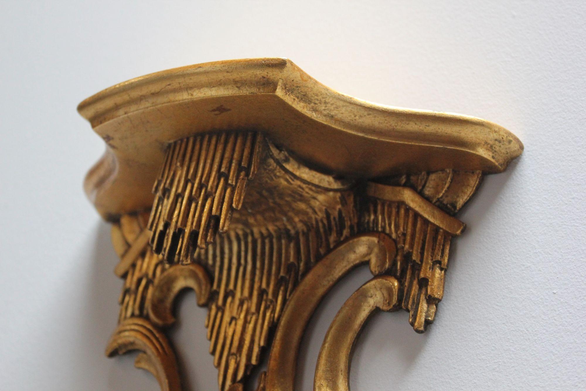 Pareja de ménsulas de pared de madera dorada rococó italiana en venta 3