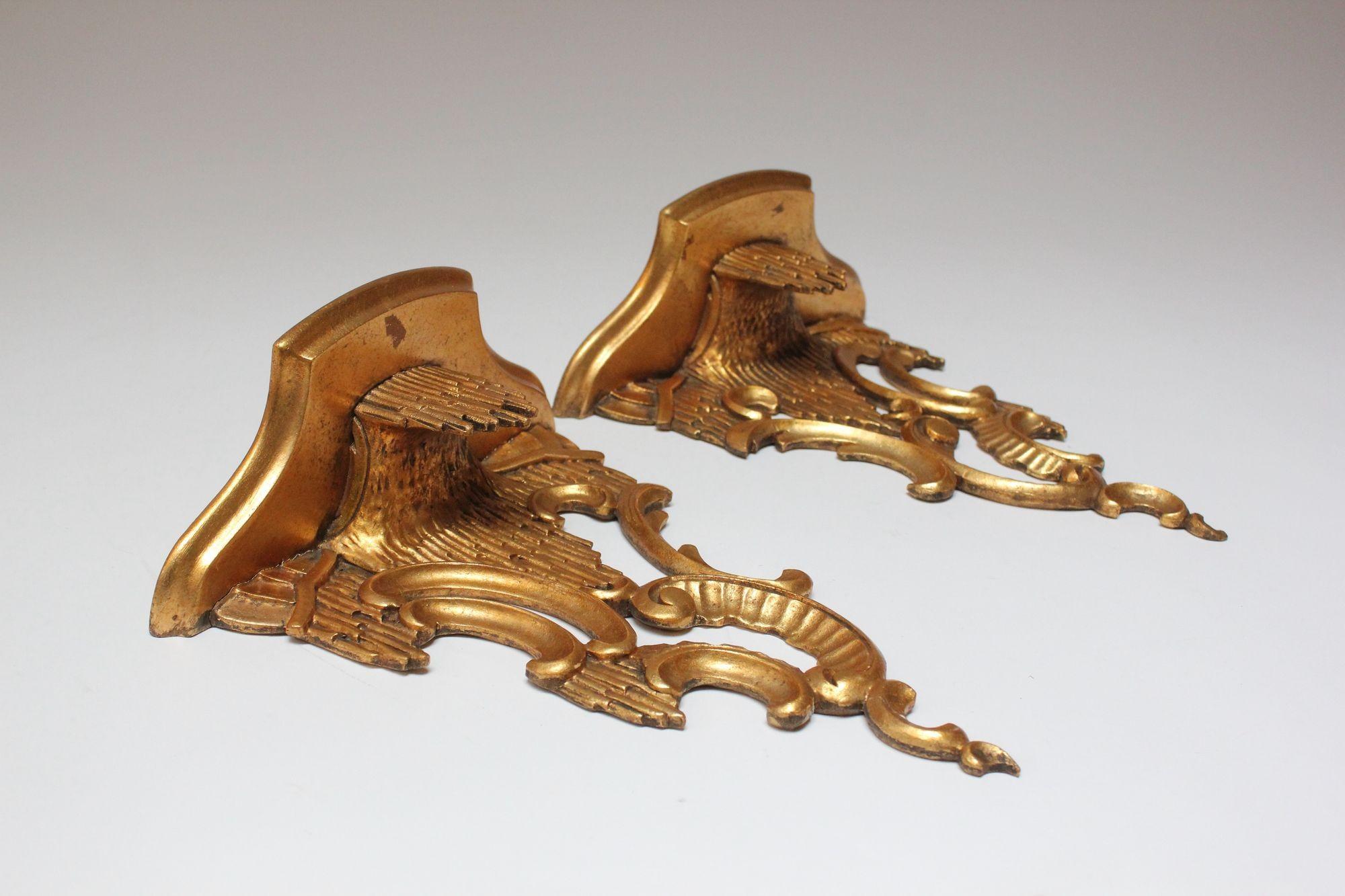 Pair of Italian Rococo-Style Rocaille Giltwood Wall Brackets For Sale 3