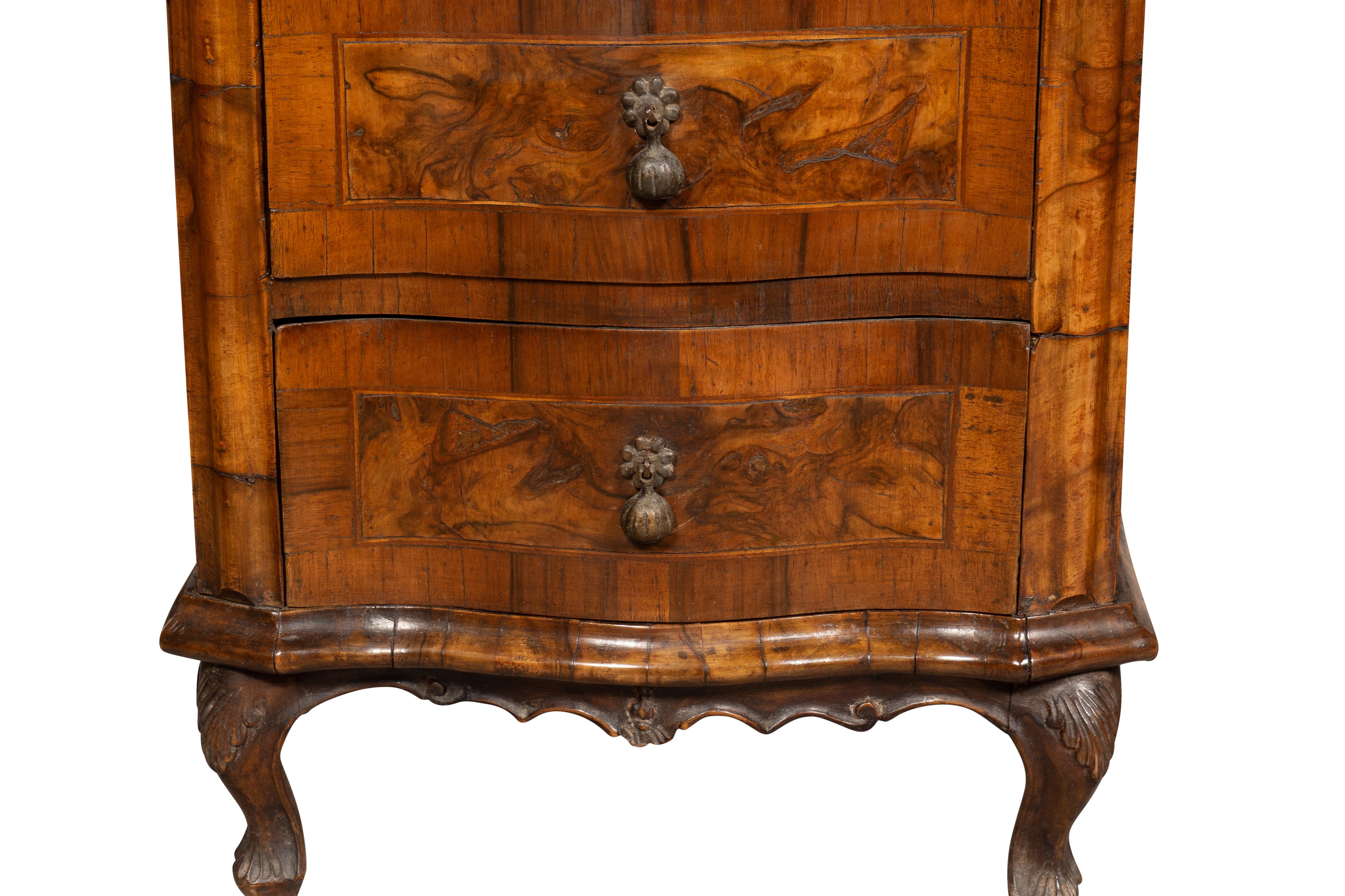 Paire de Commodini italiens en noyer de style rococo en vente 4