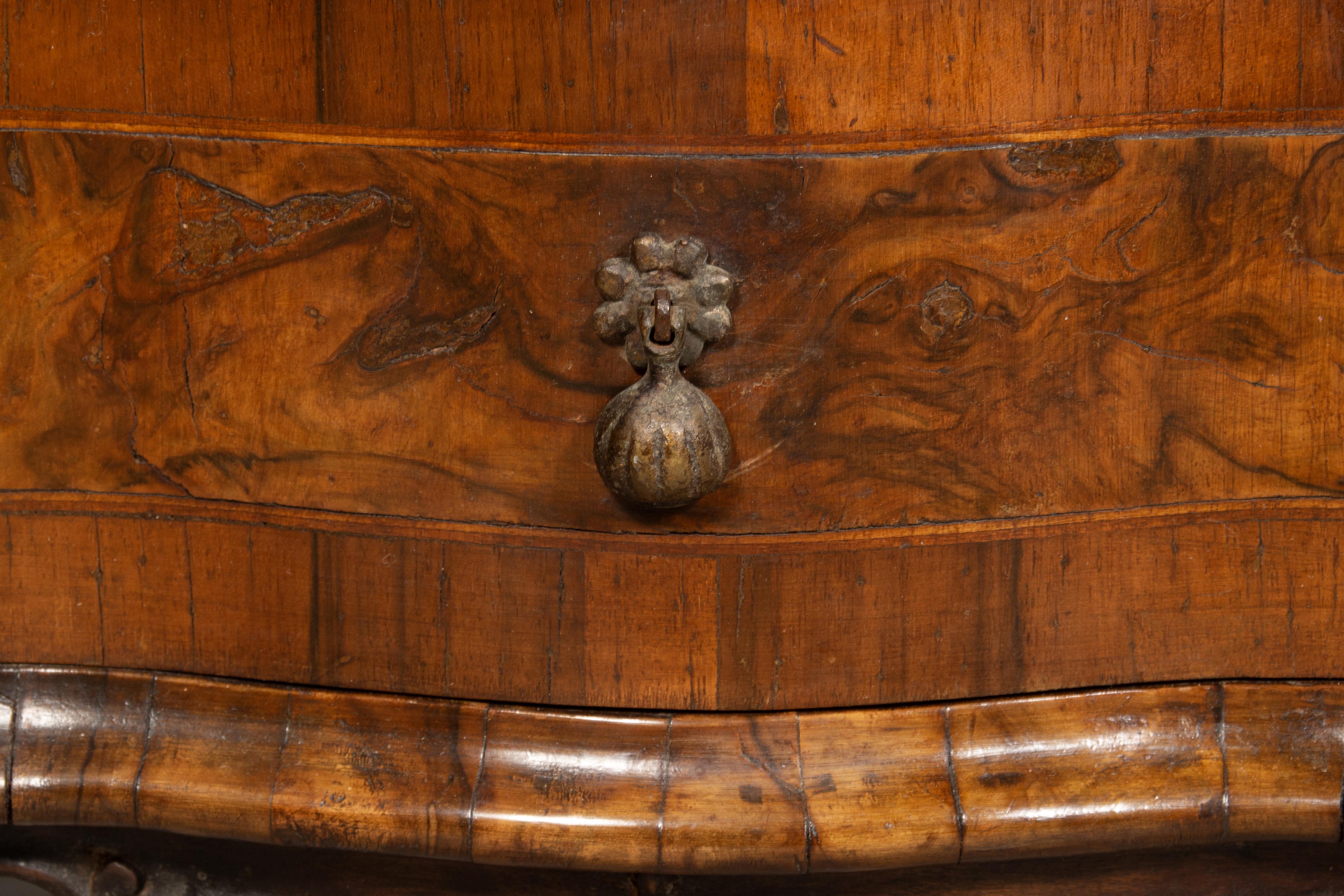 Paire de Commodini italiens en noyer de style rococo en vente 5