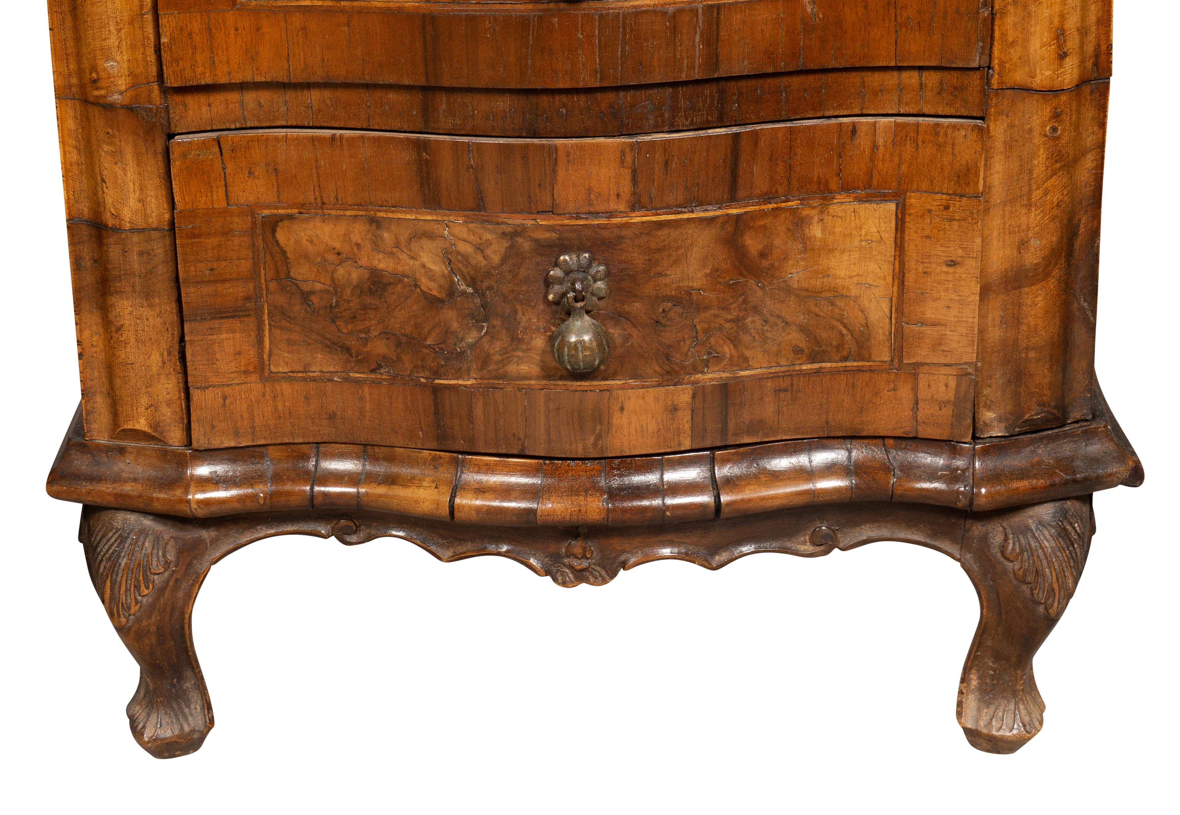 Paire de Commodini italiens en noyer de style rococo en vente 6