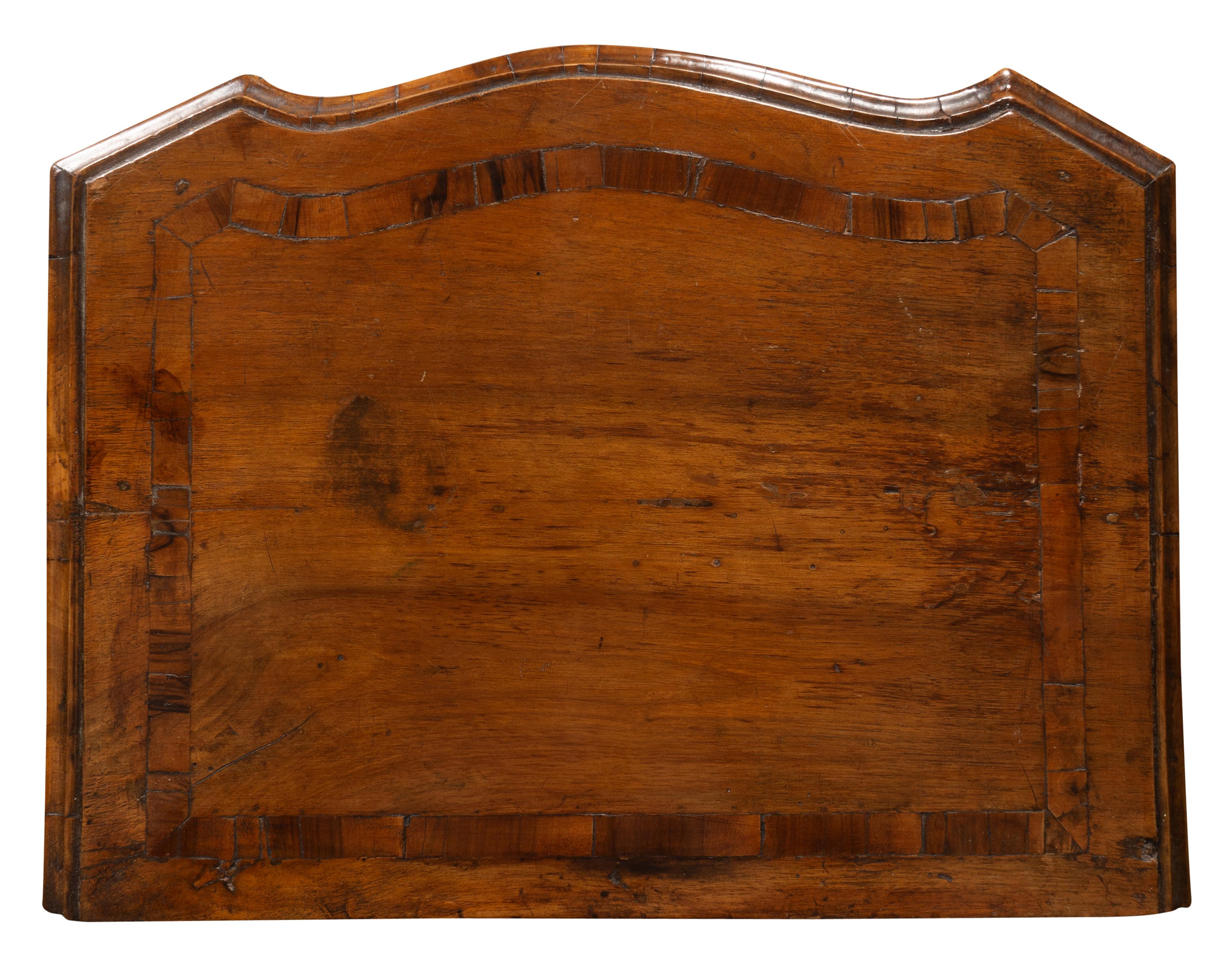 Paire de Commodini italiens en noyer de style rococo en vente 8
