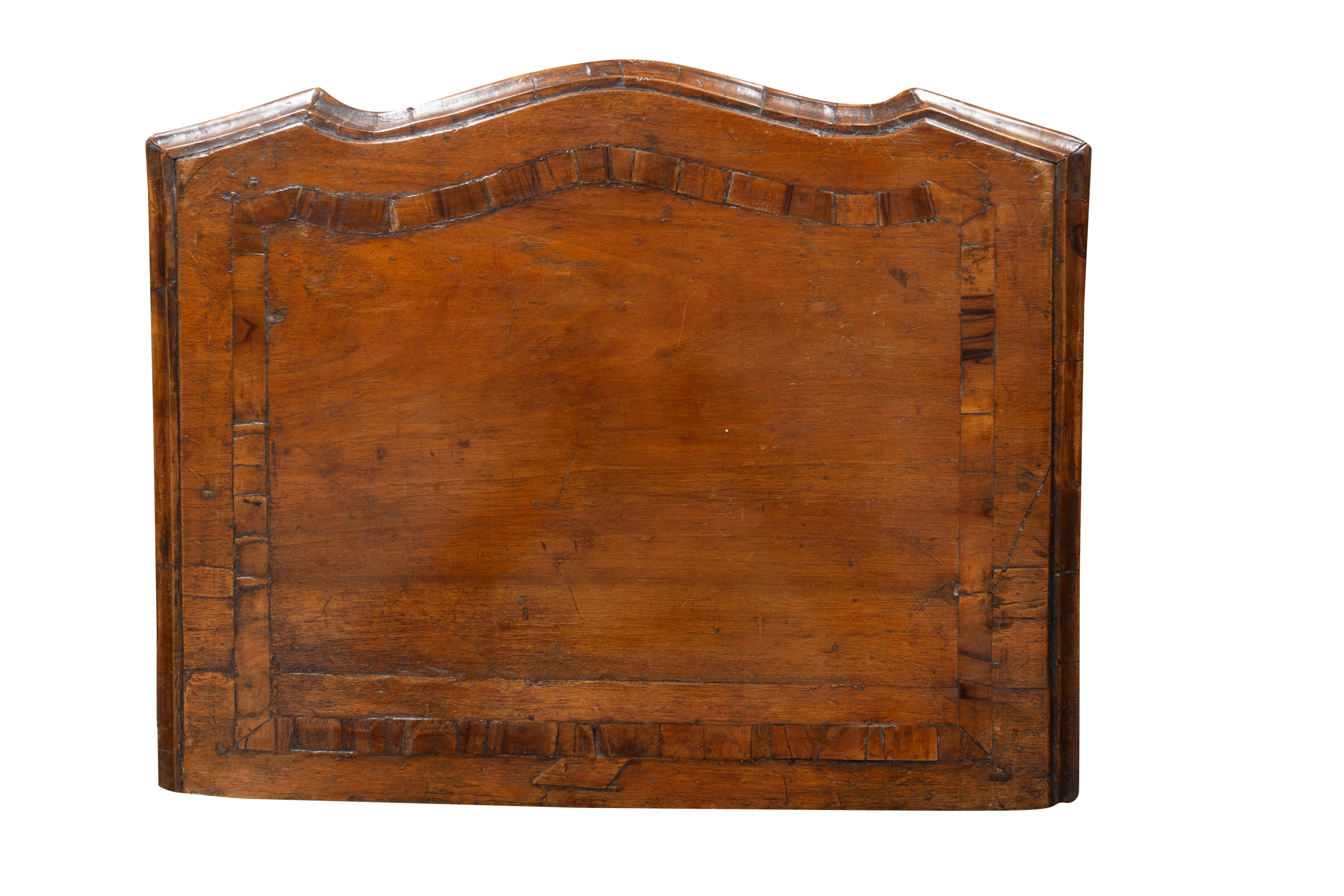 Paire de Commodini italiens en noyer de style rococo en vente 9