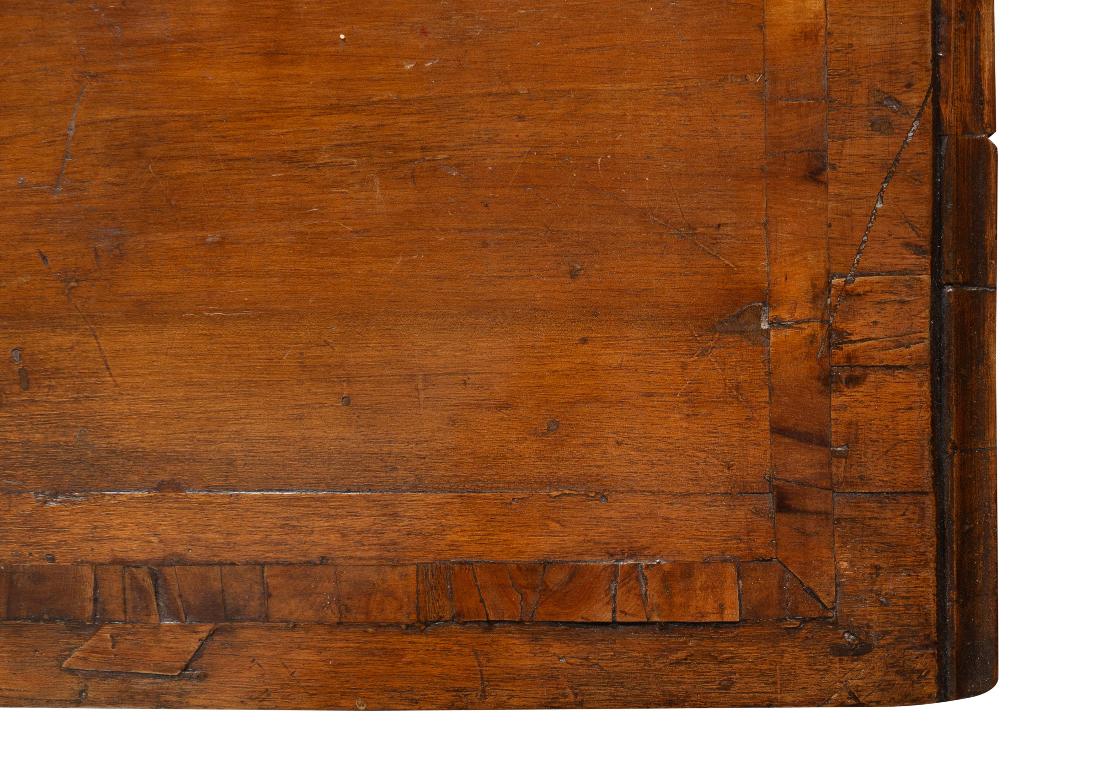 Paire de Commodini italiens en noyer de style rococo en vente 10