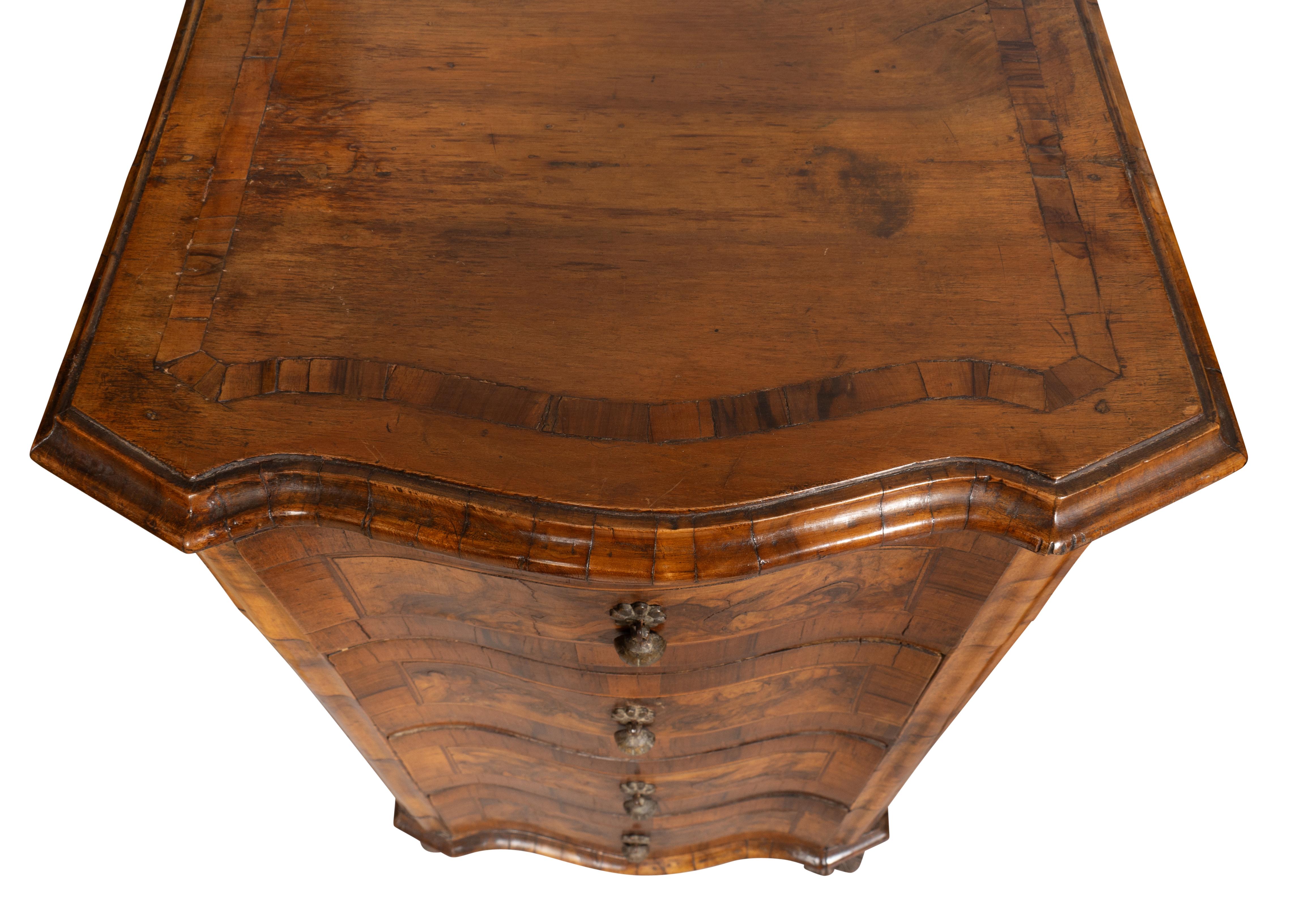 Paire de Commodini italiens en noyer de style rococo en vente 12