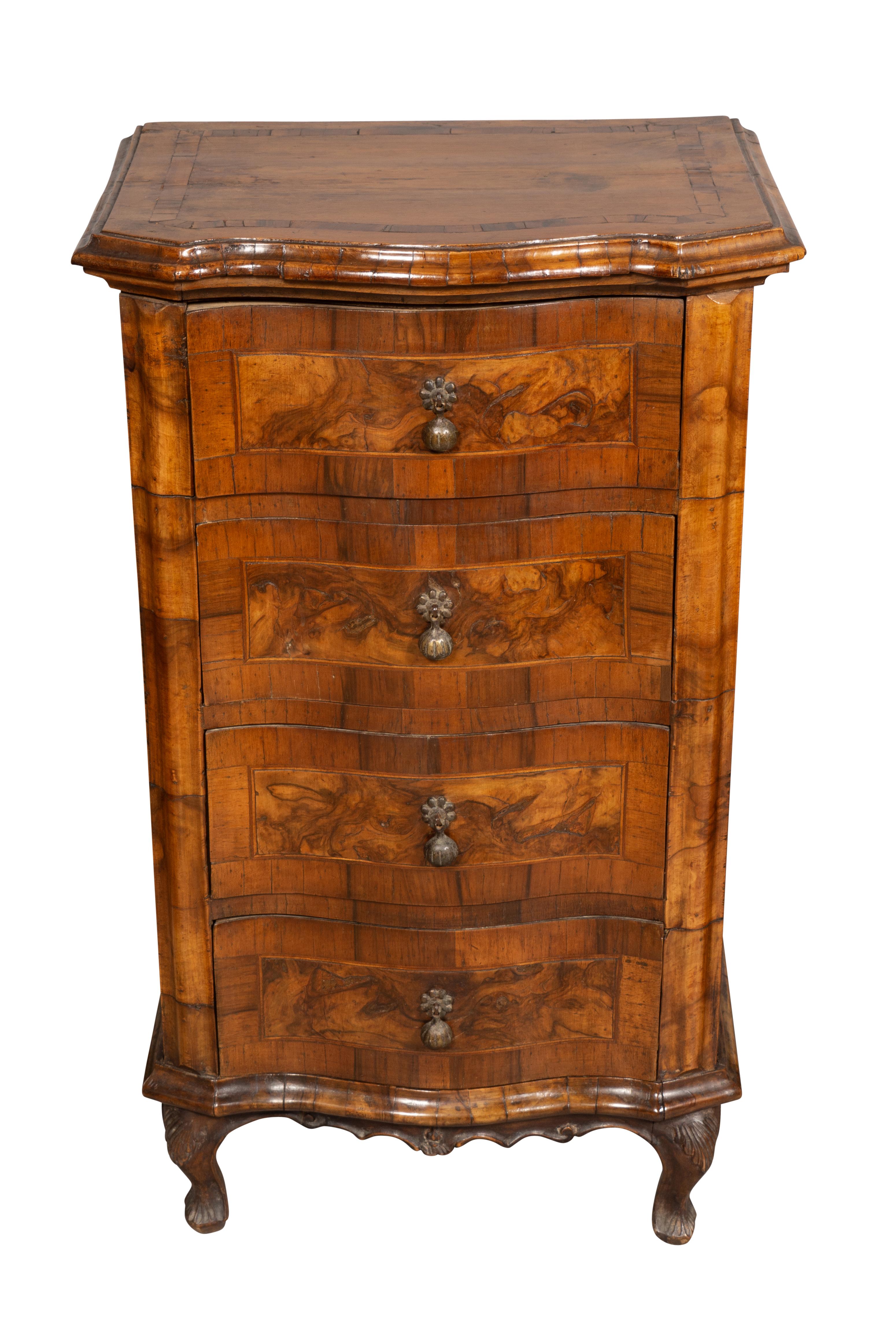 Rococo Paire de Commodini italiens en noyer de style rococo en vente