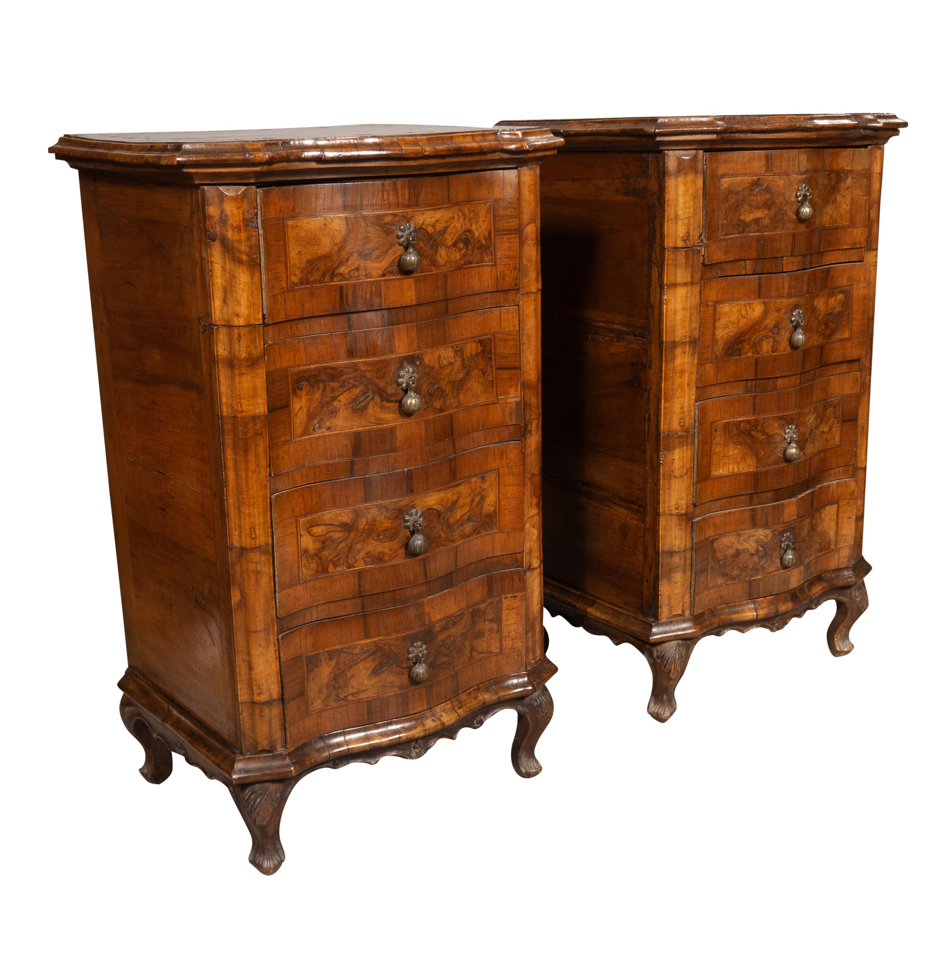 Paire de Commodini italiens en noyer de style rococo Bon état - En vente à Essex, MA