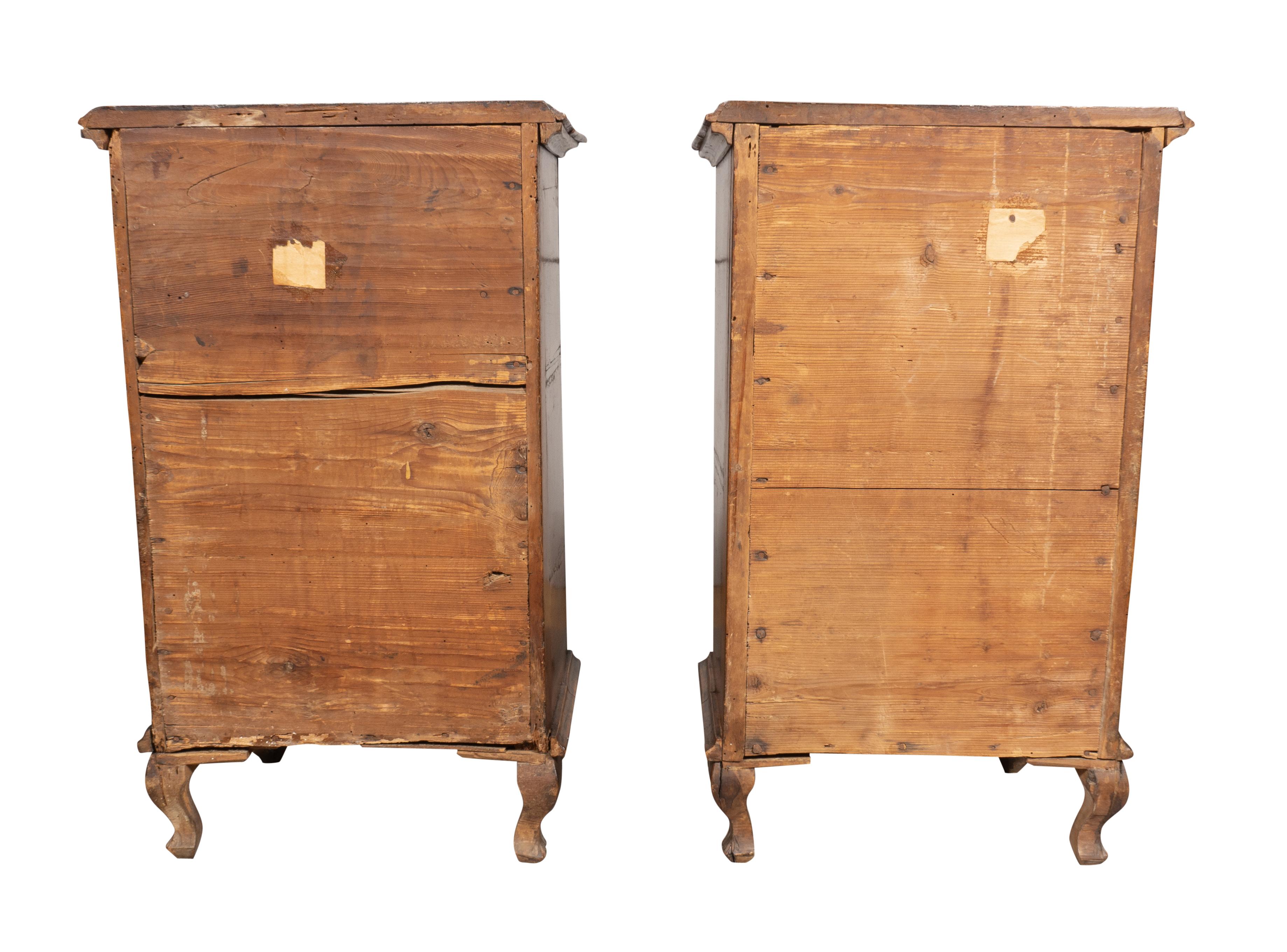 Noyer Paire de Commodini italiens en noyer de style rococo en vente