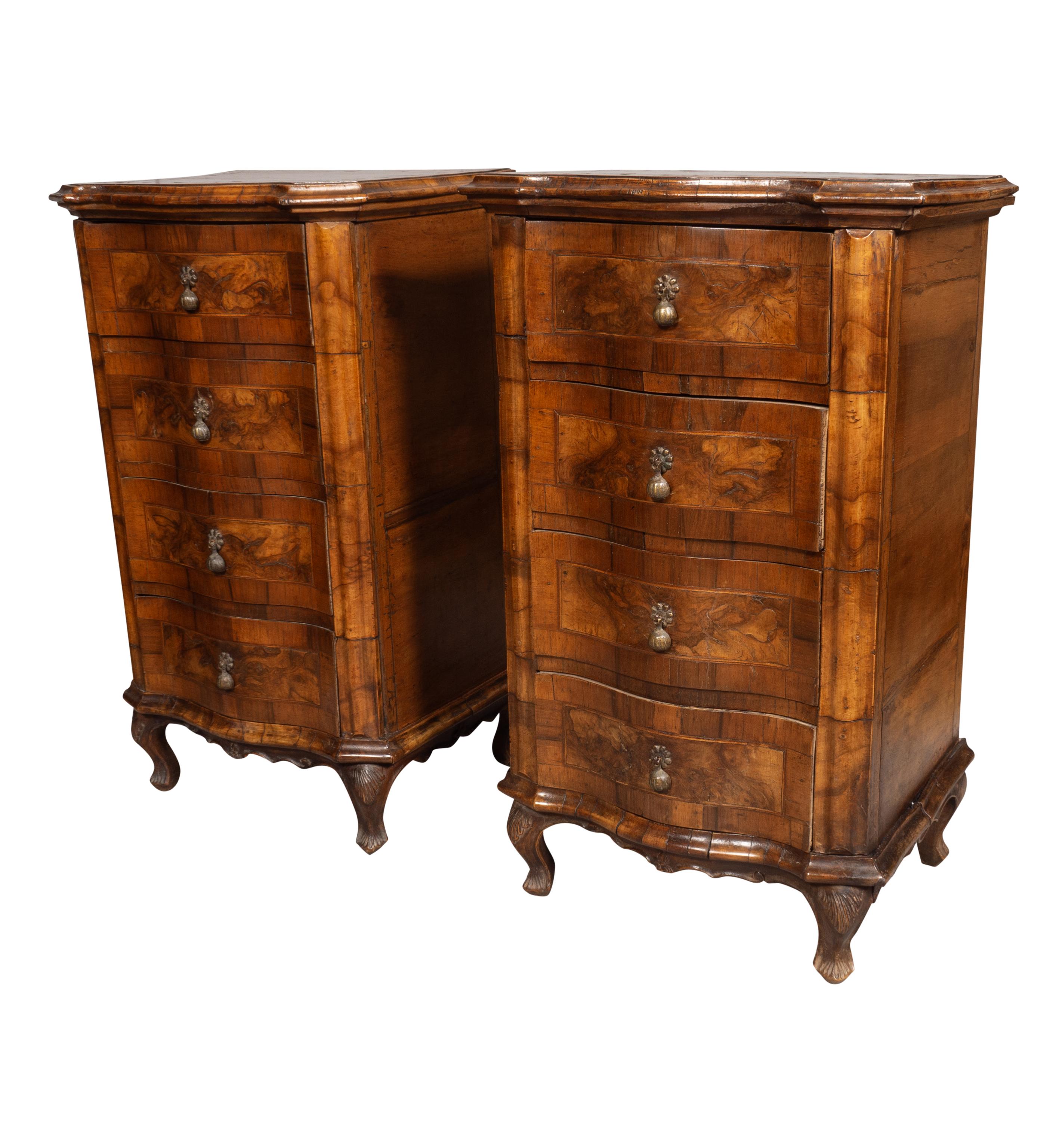 Paire de Commodini italiens en noyer de style rococo en vente 1