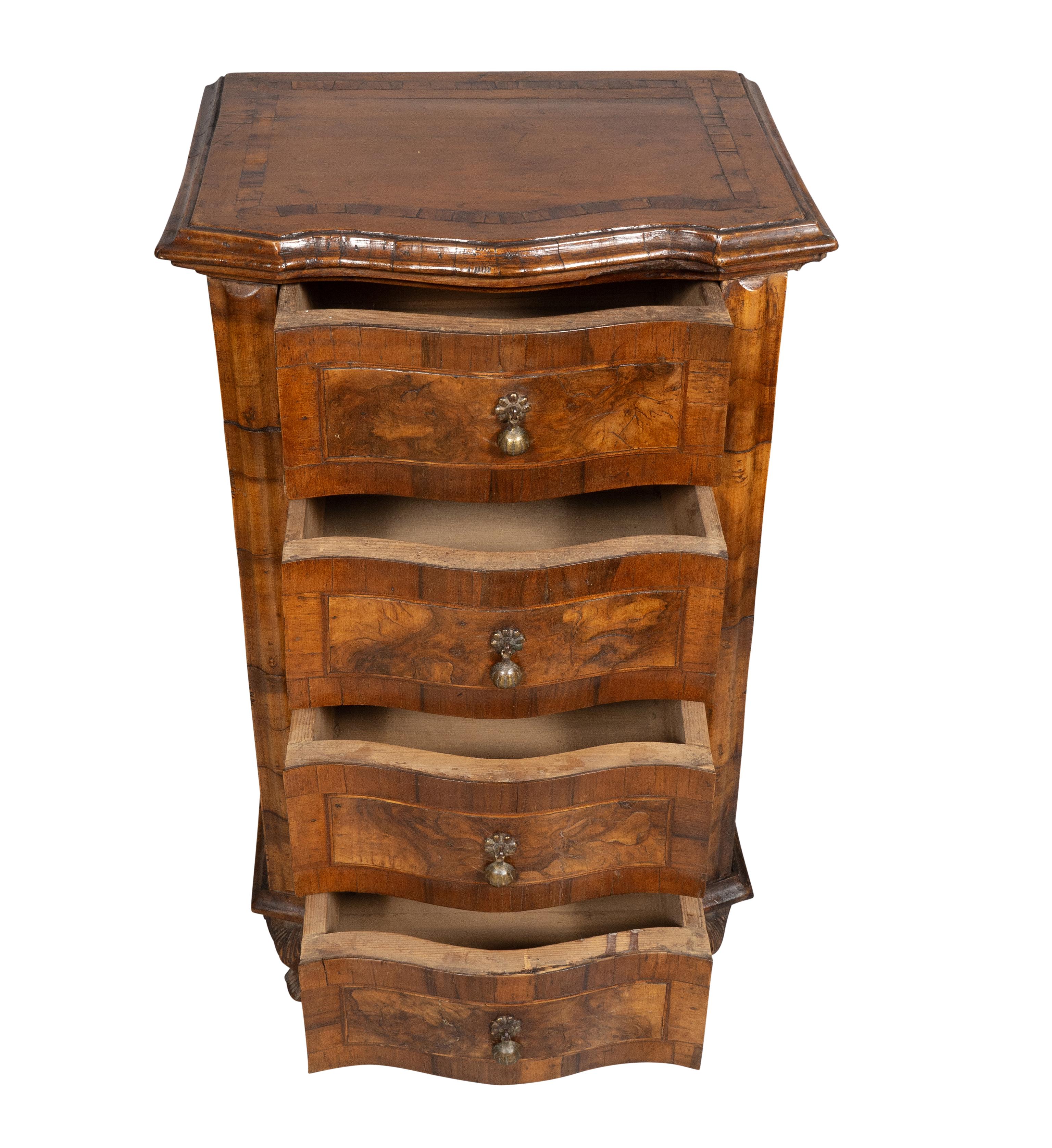 Paire de Commodini italiens en noyer de style rococo en vente 2
