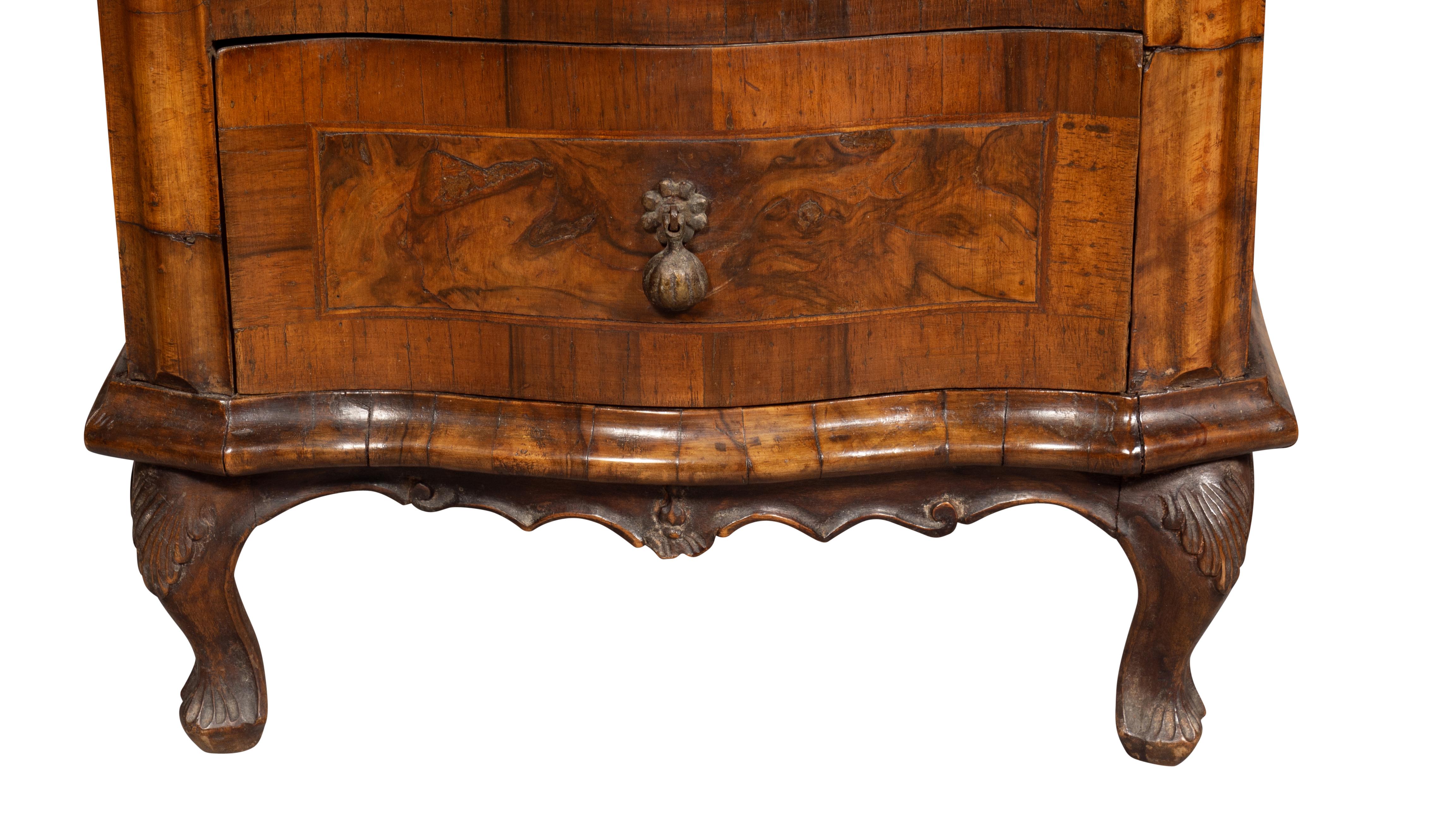 Paire de Commodini italiens en noyer de style rococo en vente 3