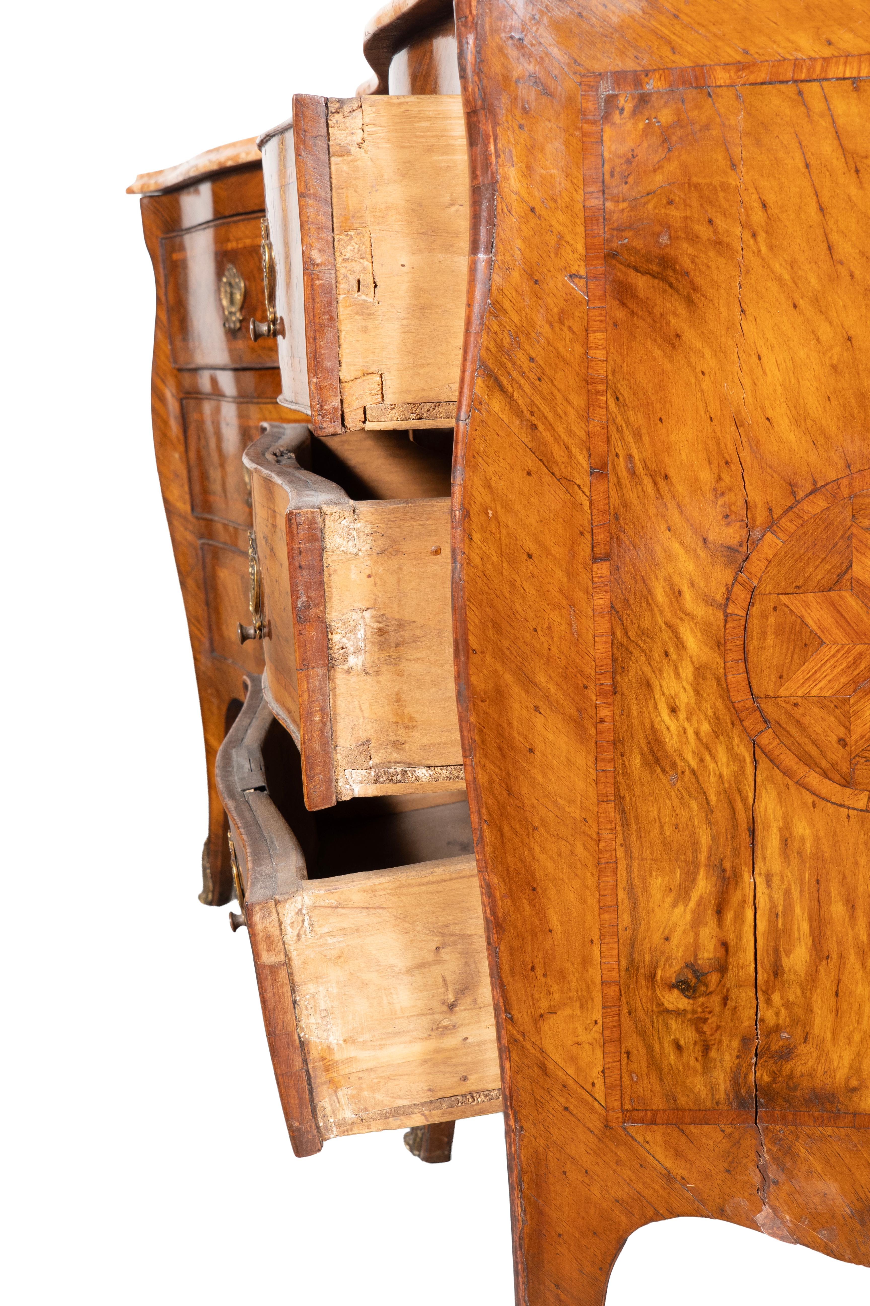 Pair Of Italian Rococo Walnut Commodinis en vente 6