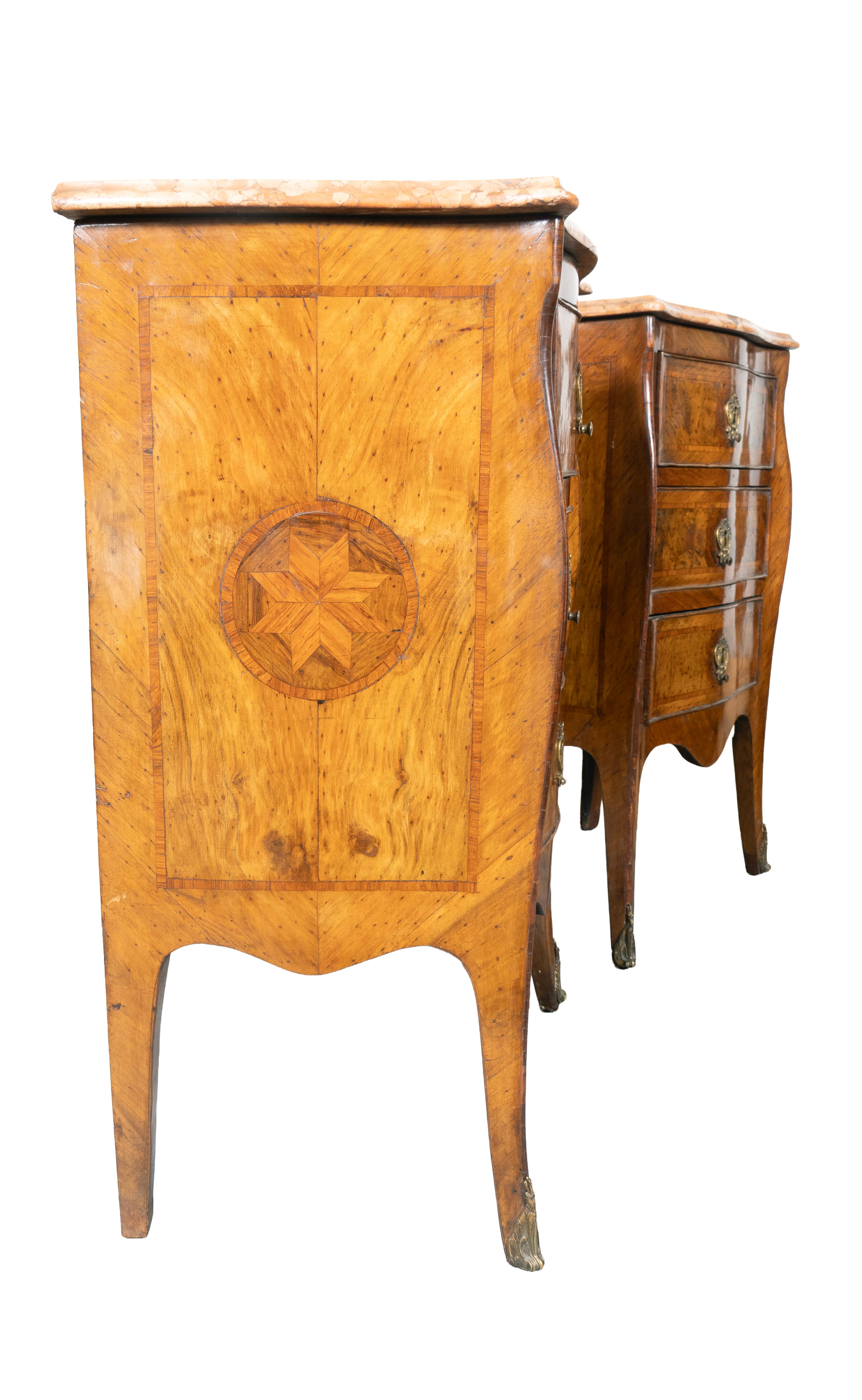 italien Pair Of Italian Rococo Walnut Commodinis en vente