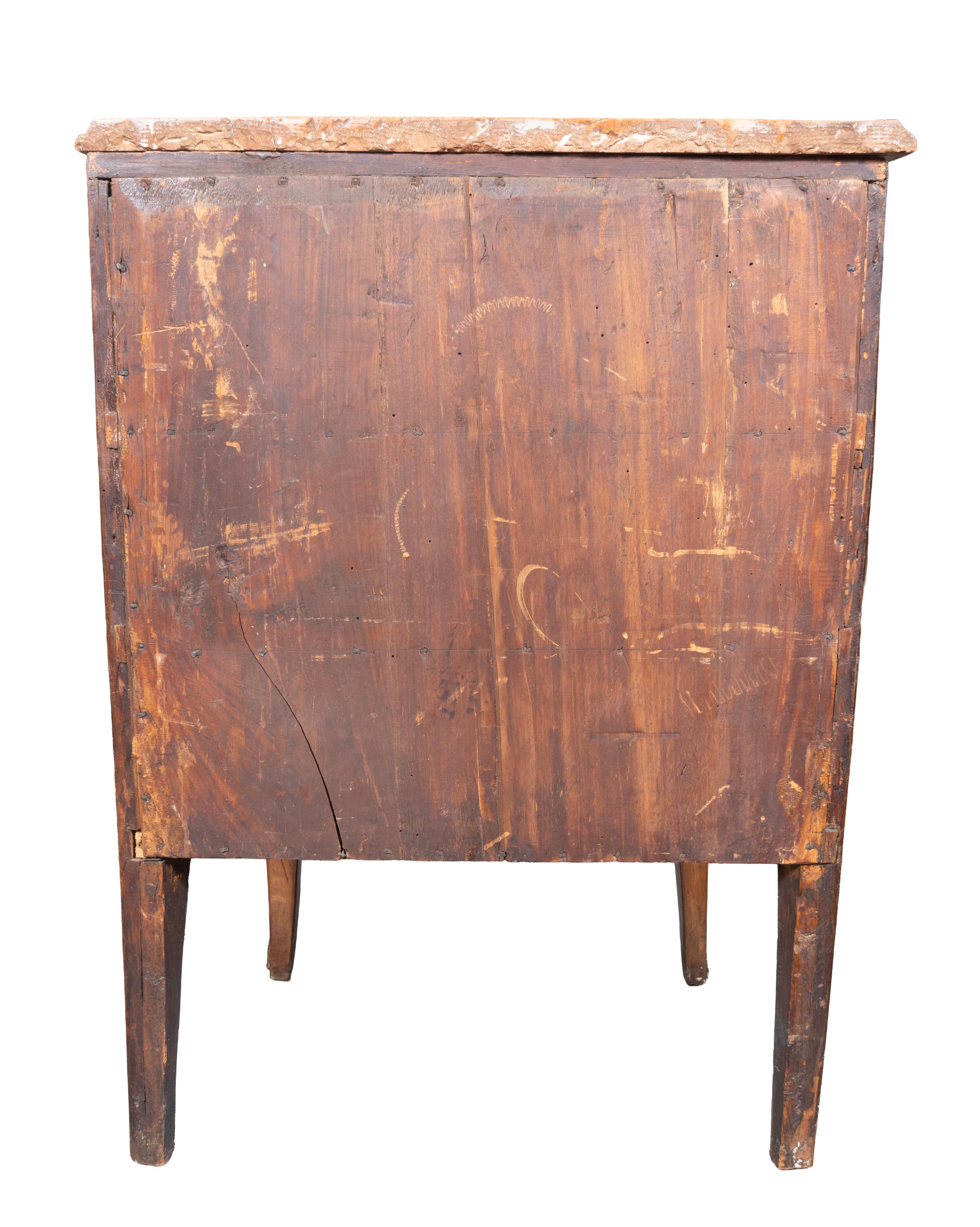 Pair Of Italian Rococo Walnut Commodinis Bon état - En vente à Essex, MA