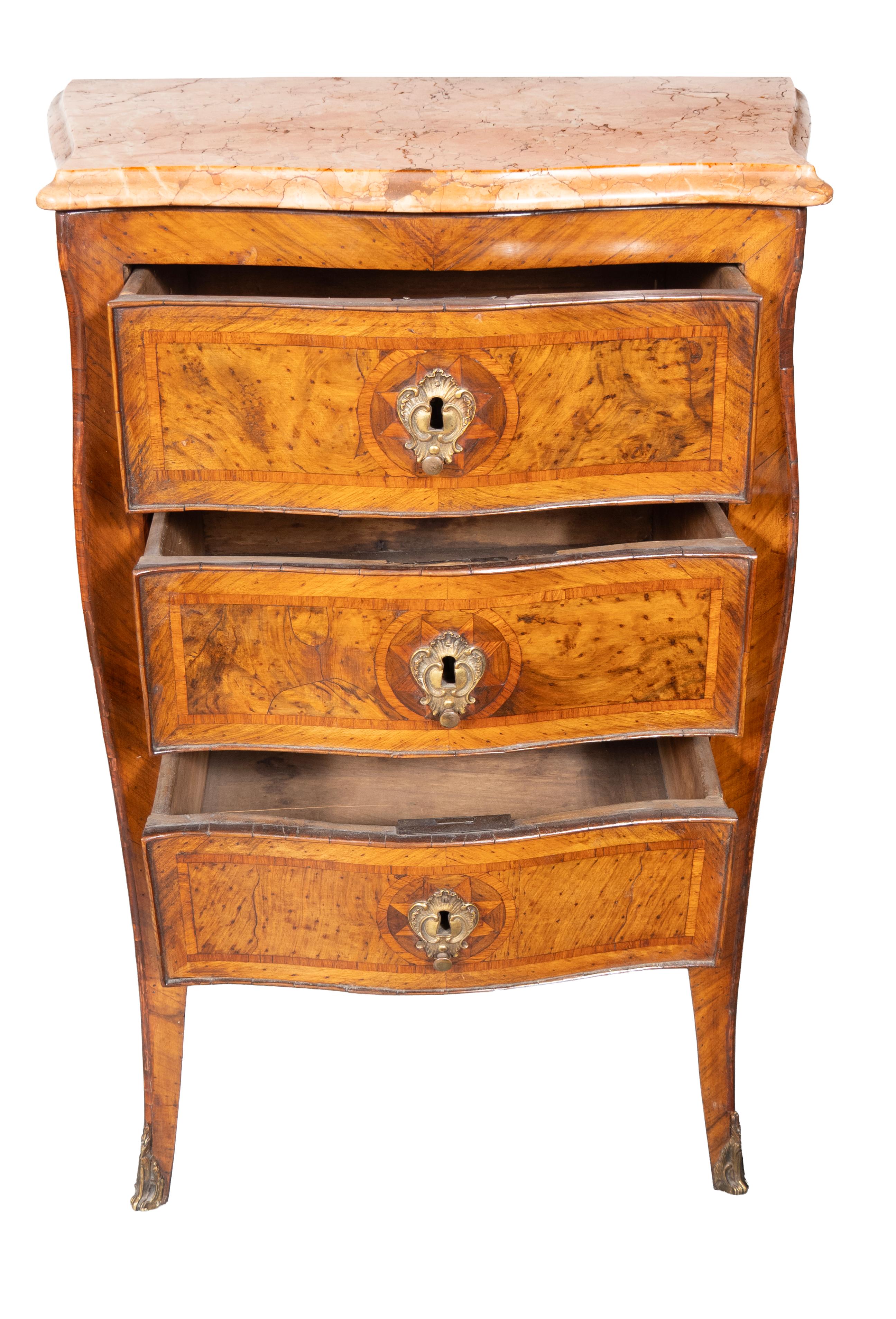 Laiton Pair Of Italian Rococo Walnut Commodinis en vente