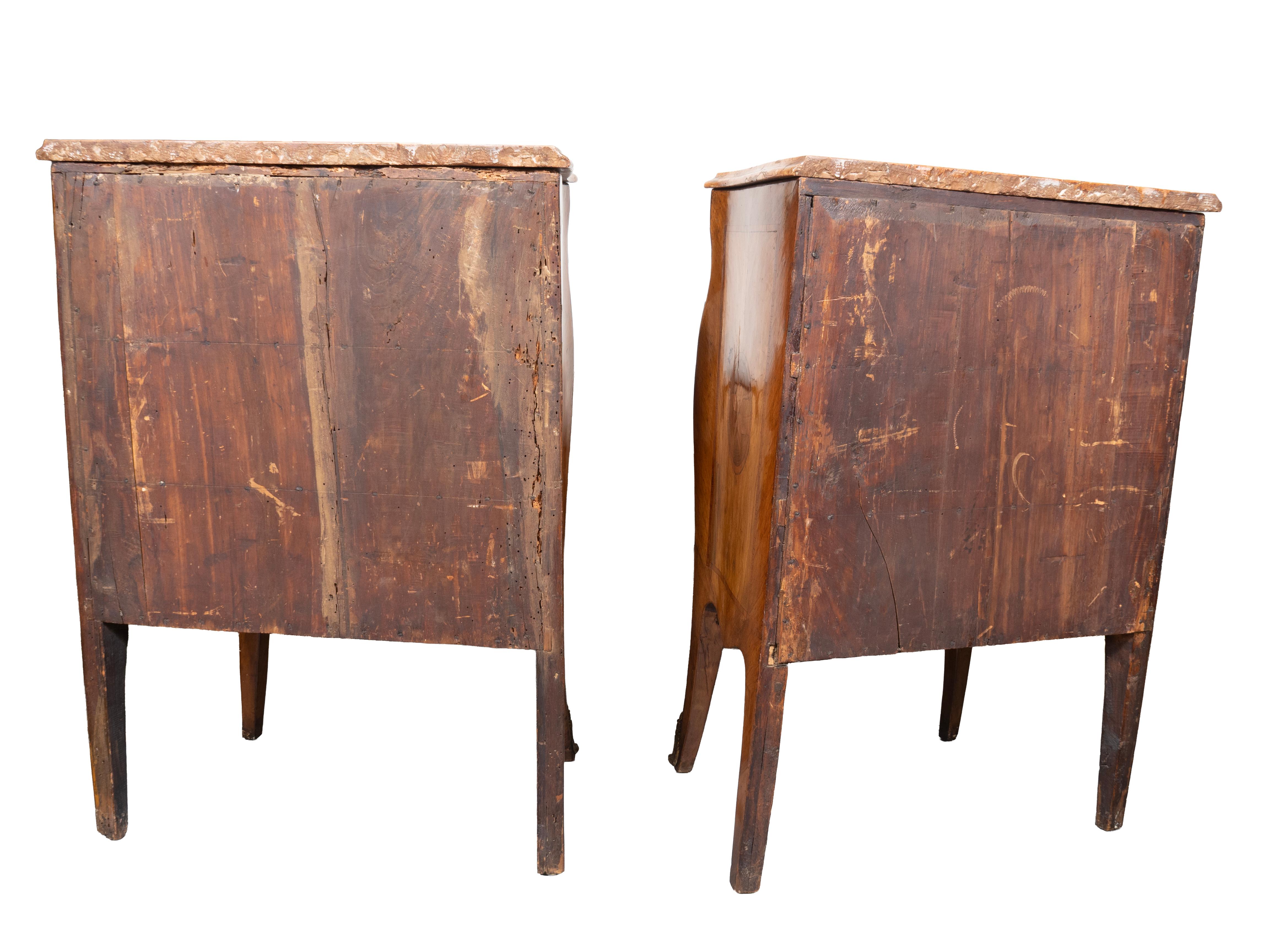 Pair Of Italian Rococo Walnut Commodinis en vente 1