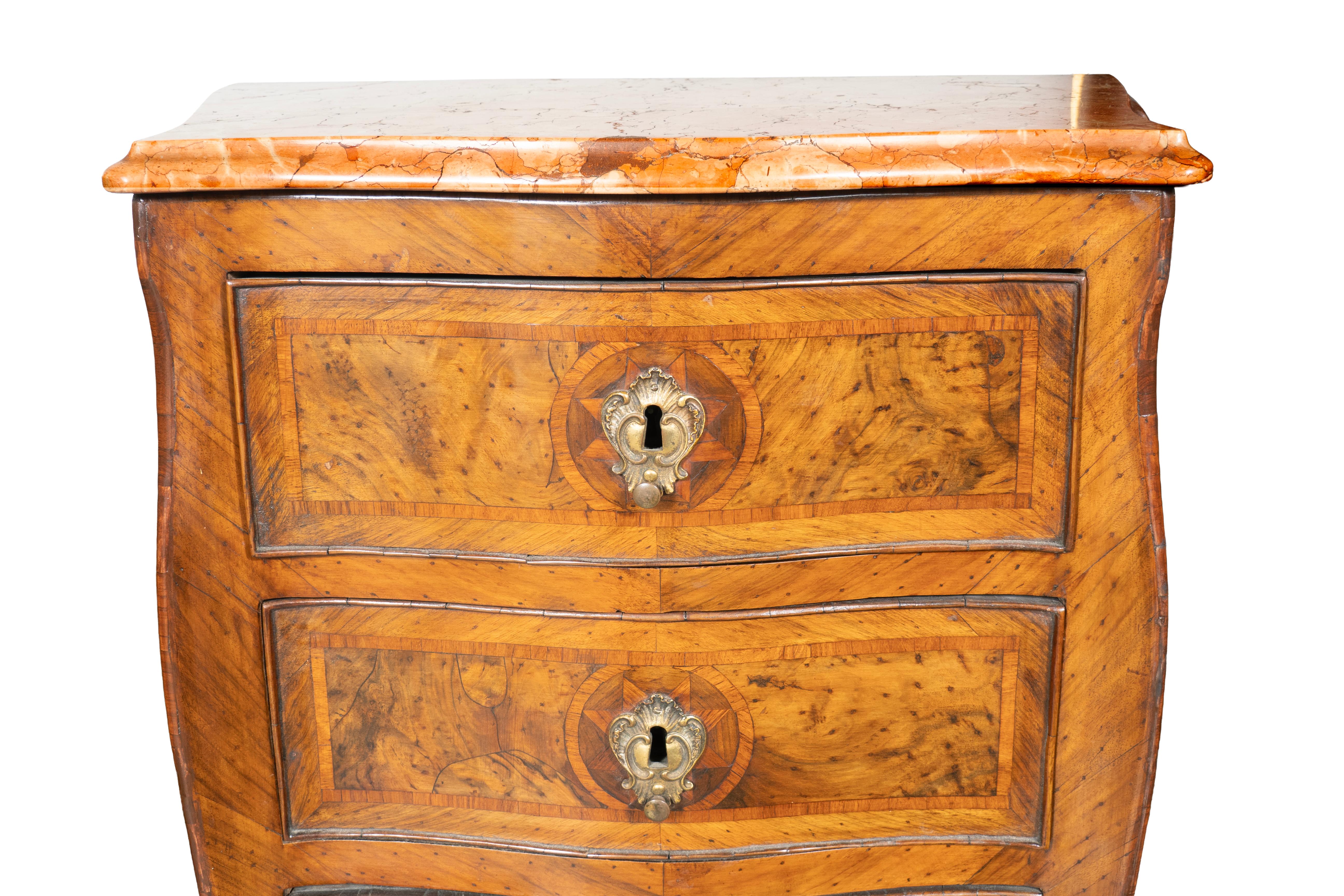 Pair Of Italian Rococo Walnut Commodinis en vente 2