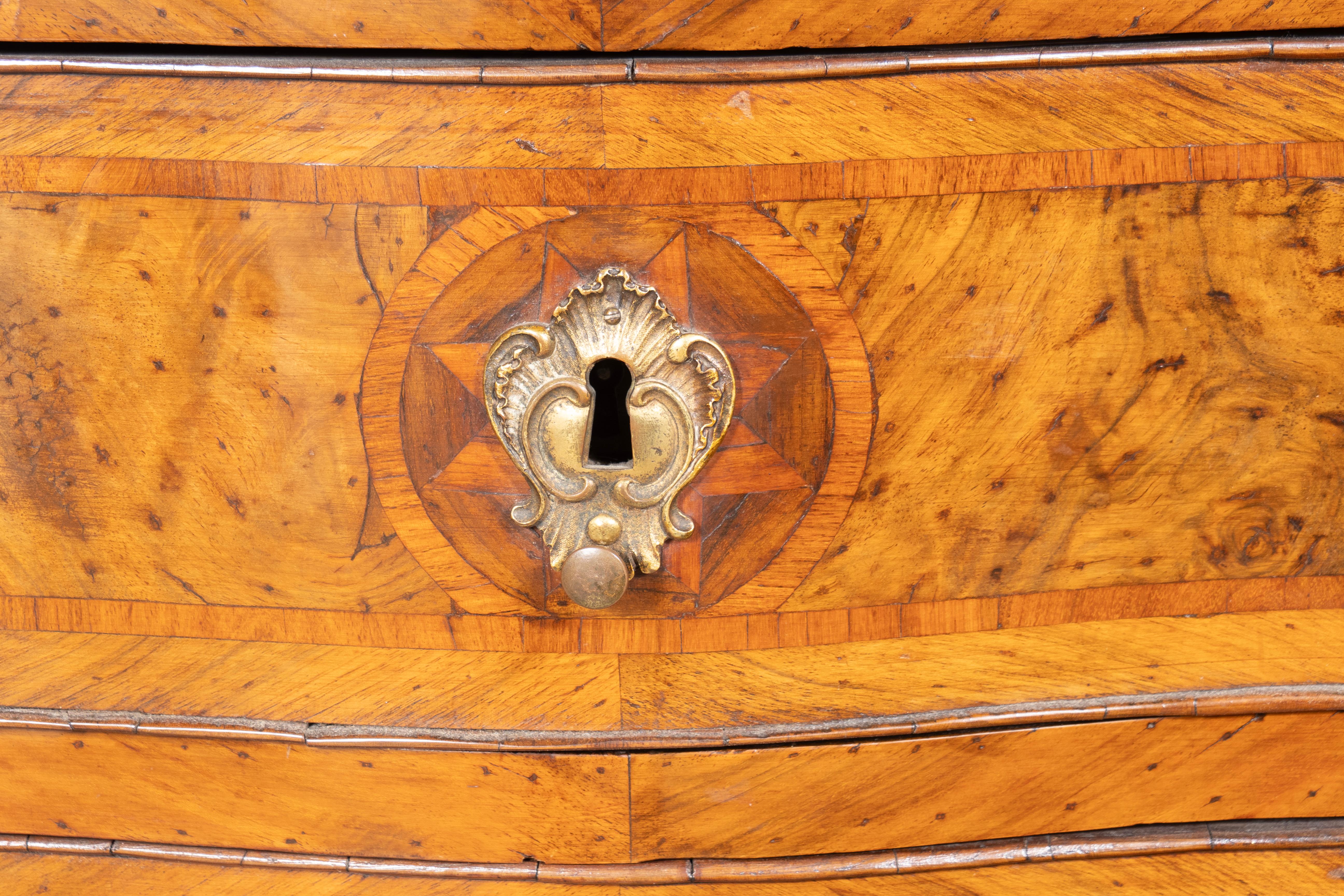 Pair Of Italian Rococo Walnut Commodinis en vente 3