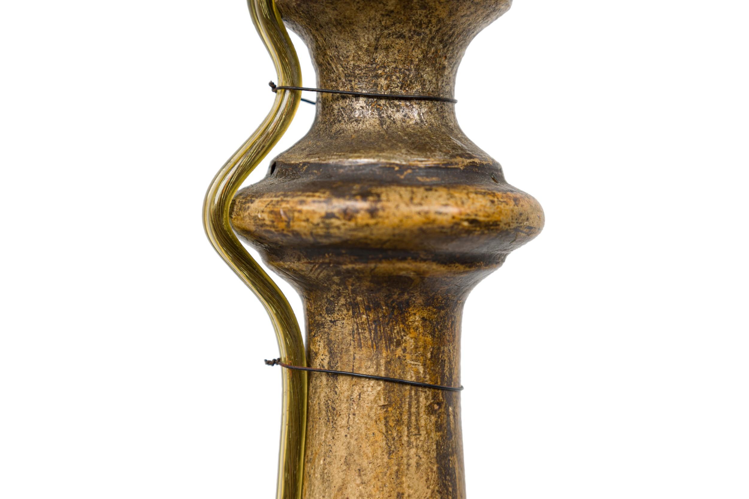 Coppia di lampade da tavolo rococò italiane in legno in vendita 2