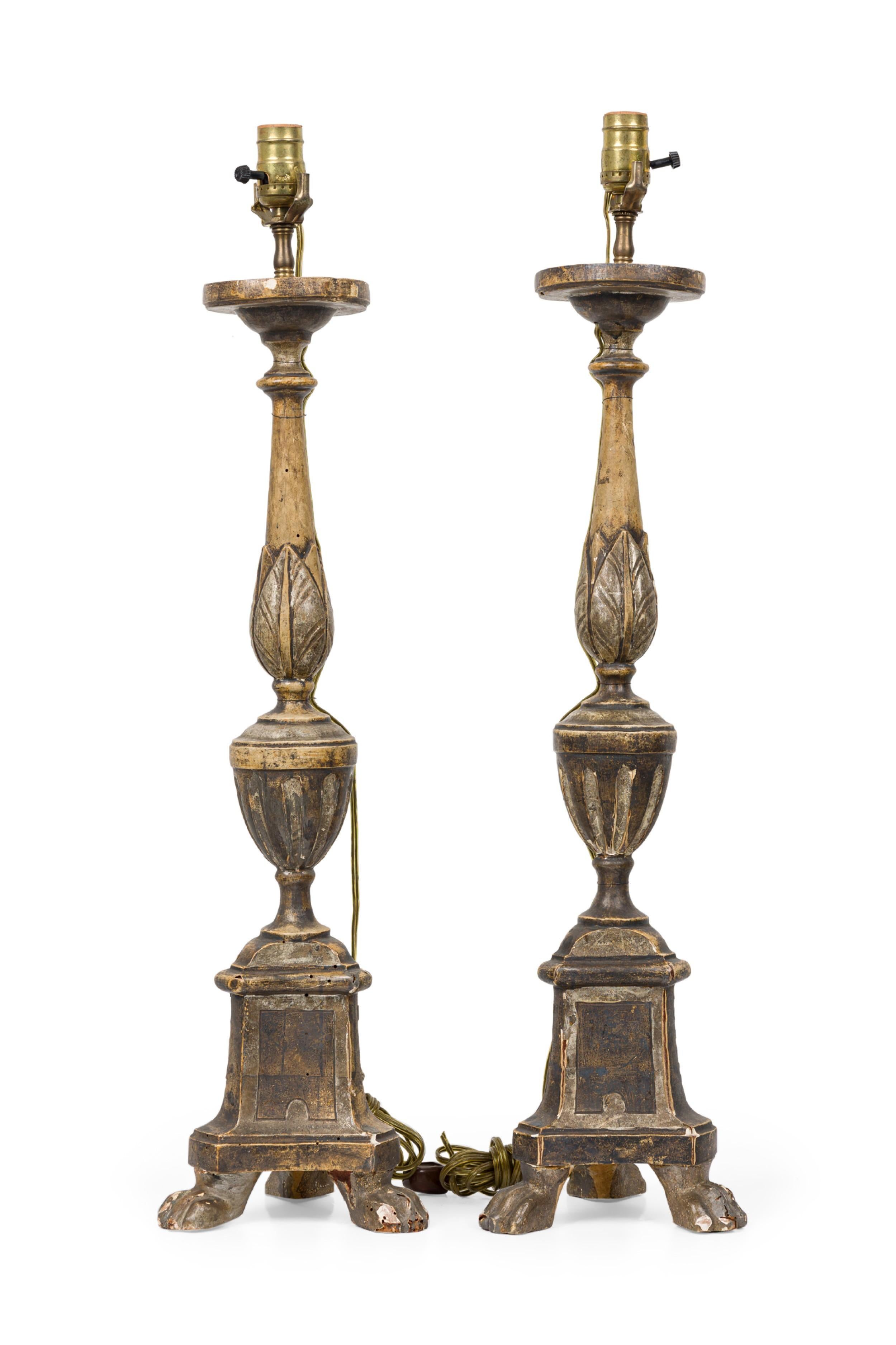 COPPIA di lampade da tavolo a bastone d'altare in legno dipinte in stile rococò italiano su base triangolare con piedi a zampa d'asino (in condizioni di degrado) (PREZZO A COPPIA)