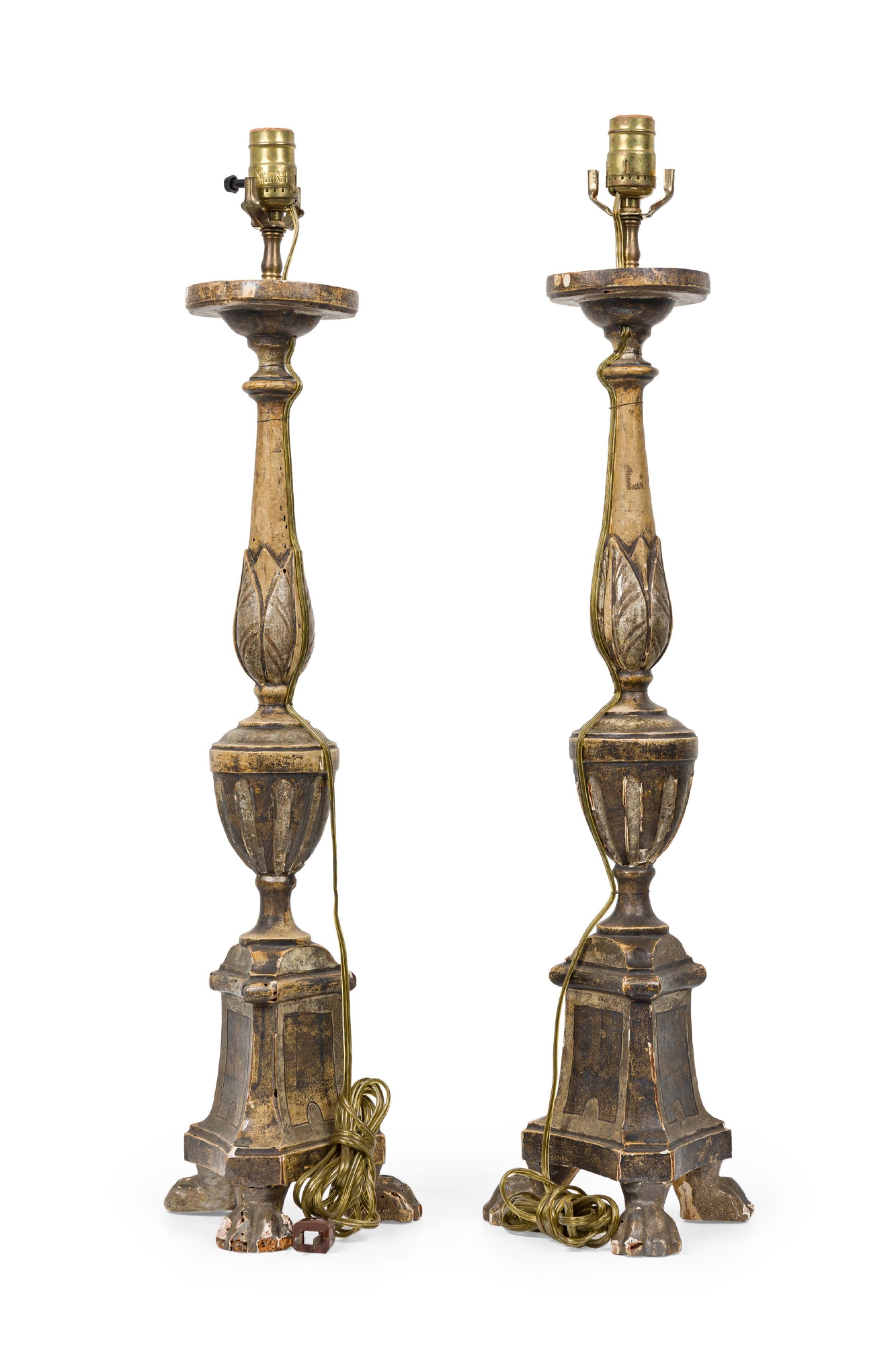 Rococò Coppia di lampade da tavolo rococò italiane in legno in vendita