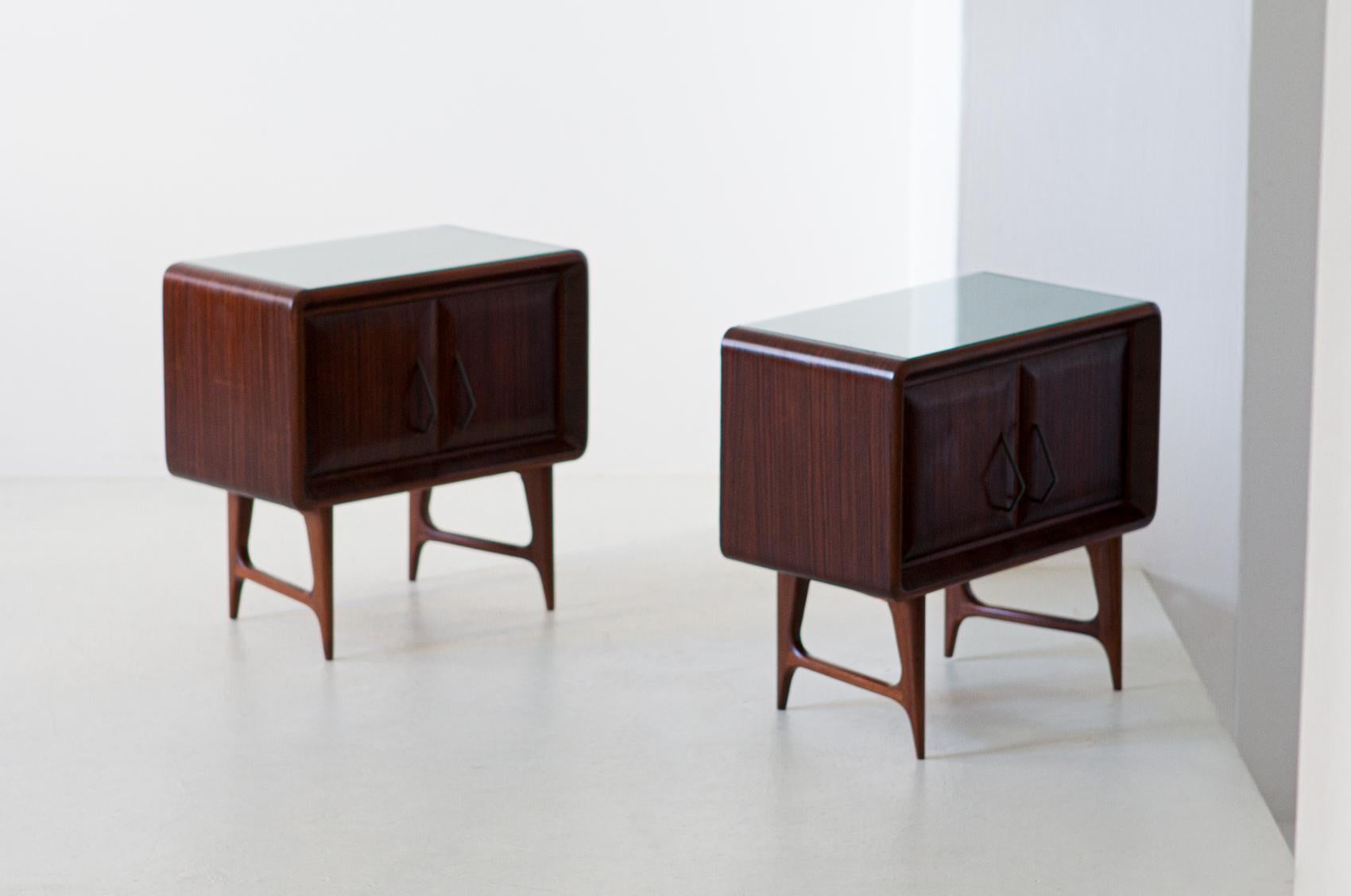 Pair of Italian Rosewood and Green Glass Bedside Tables, 1950s In Good Condition In Rome, IT