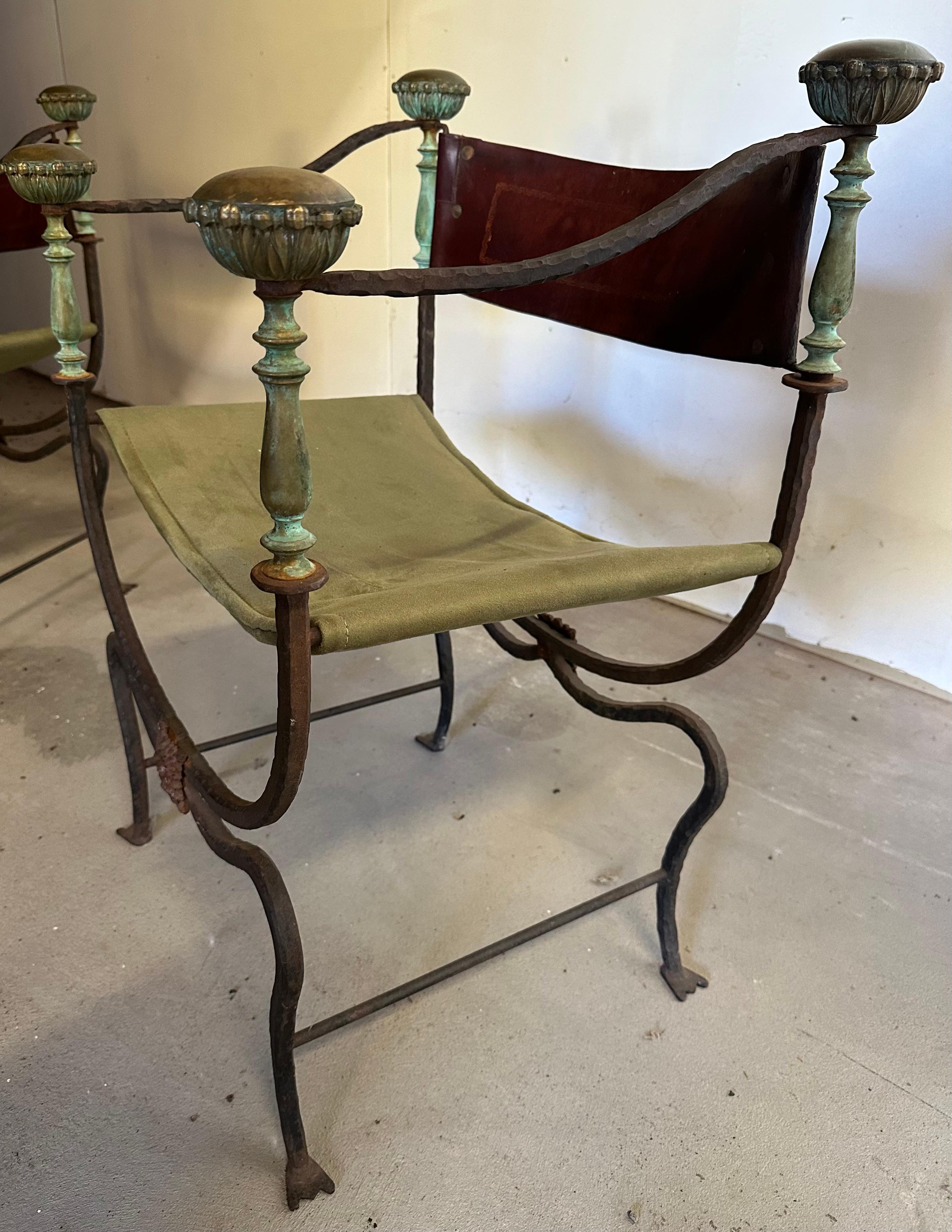 Laiton Paire de chaises Curule italiennes de Dante Savonarola en vente