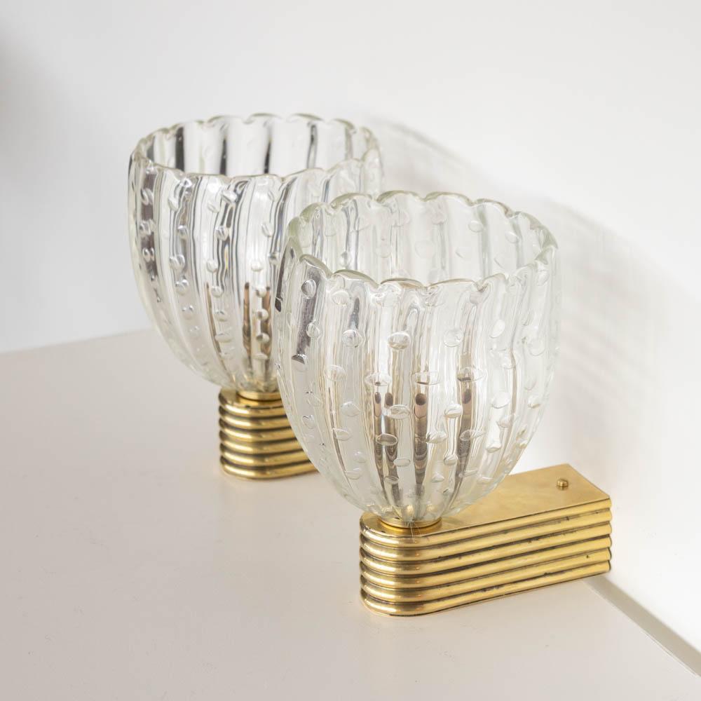 Paar italienische Wandleuchter aus Glas mit Wellenschliff (Messing) im Angebot