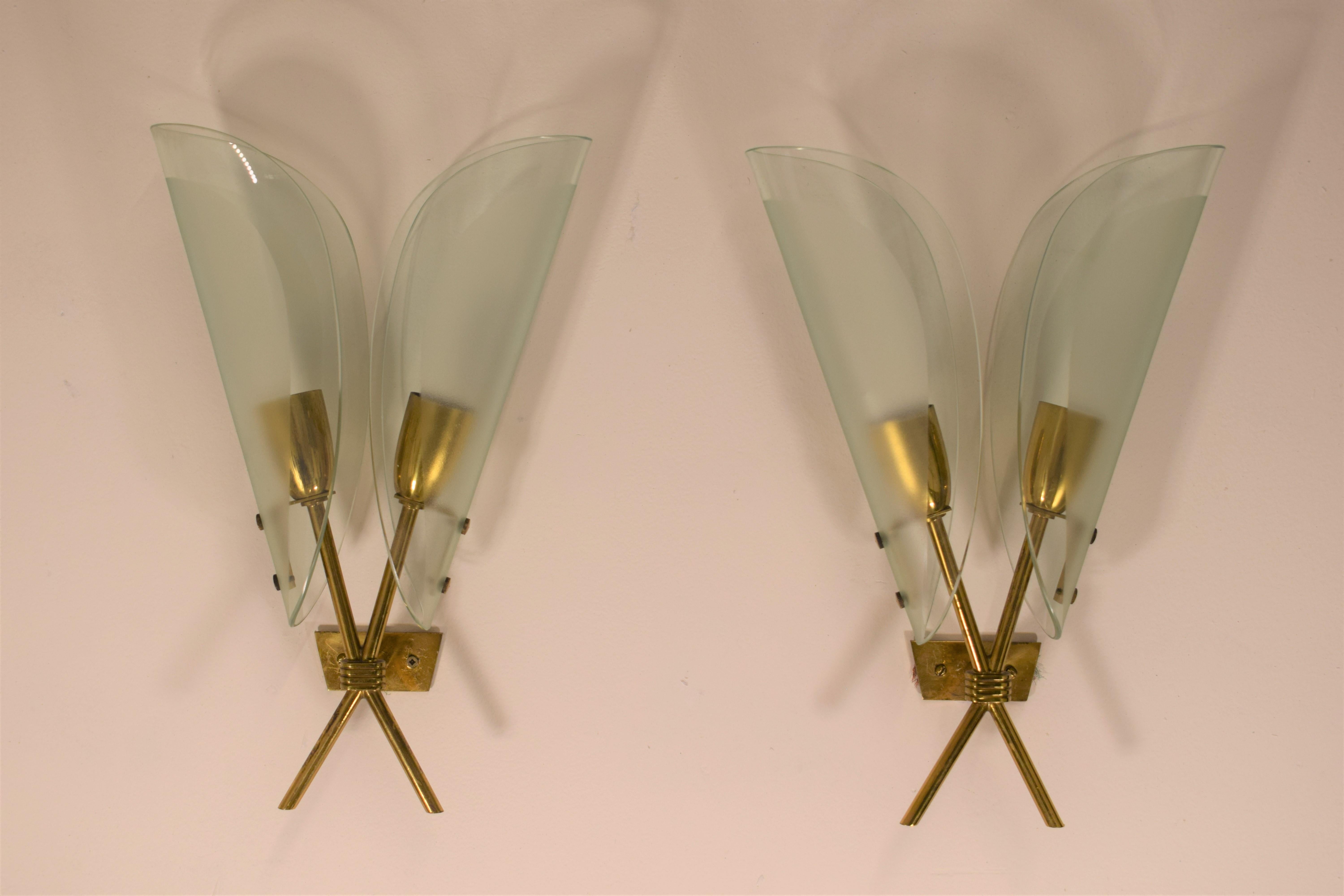Pair of Italian sconces, brass and glass, 1950s.
Dimensions: H= 31 cm; W= 21 cm; D= 8 cm.