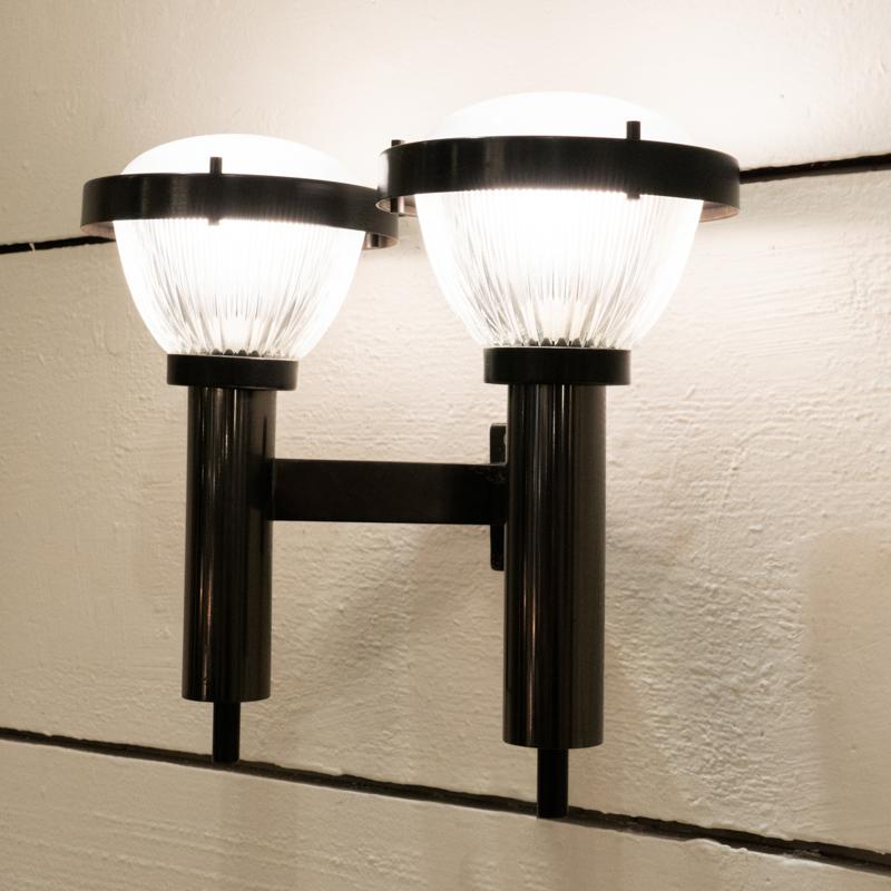 Pair of burnt brass sconces and moulded glasses from Azucena.
Italian design of the 70s.

Height 28 cm
Width 36 cm