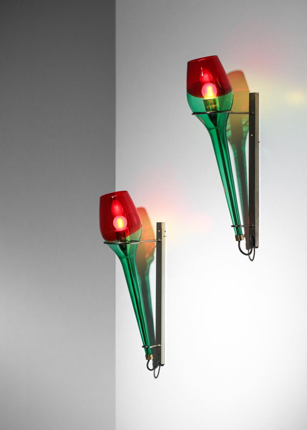 Mid-Century Modern pair of Italian sconces by Vinicio Vianello for Vistosi 60's red and green glass For Sale