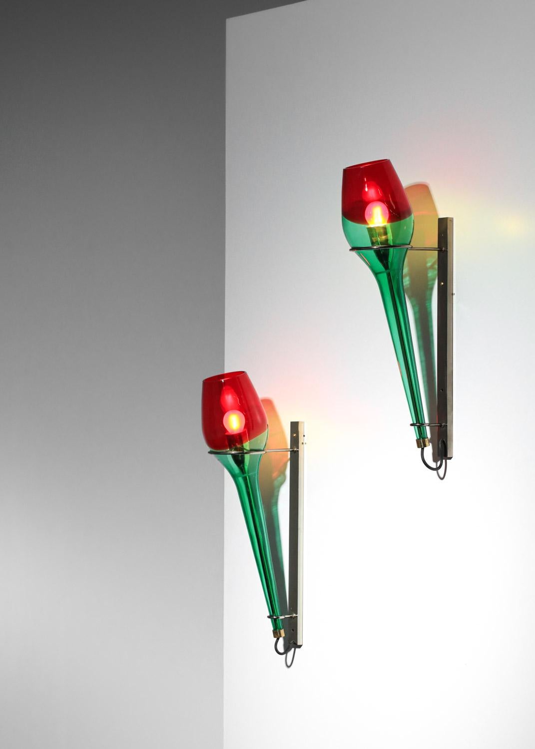 Metal pair of Italian sconces by Vinicio Vianello for Vistosi 60's red and green glass For Sale