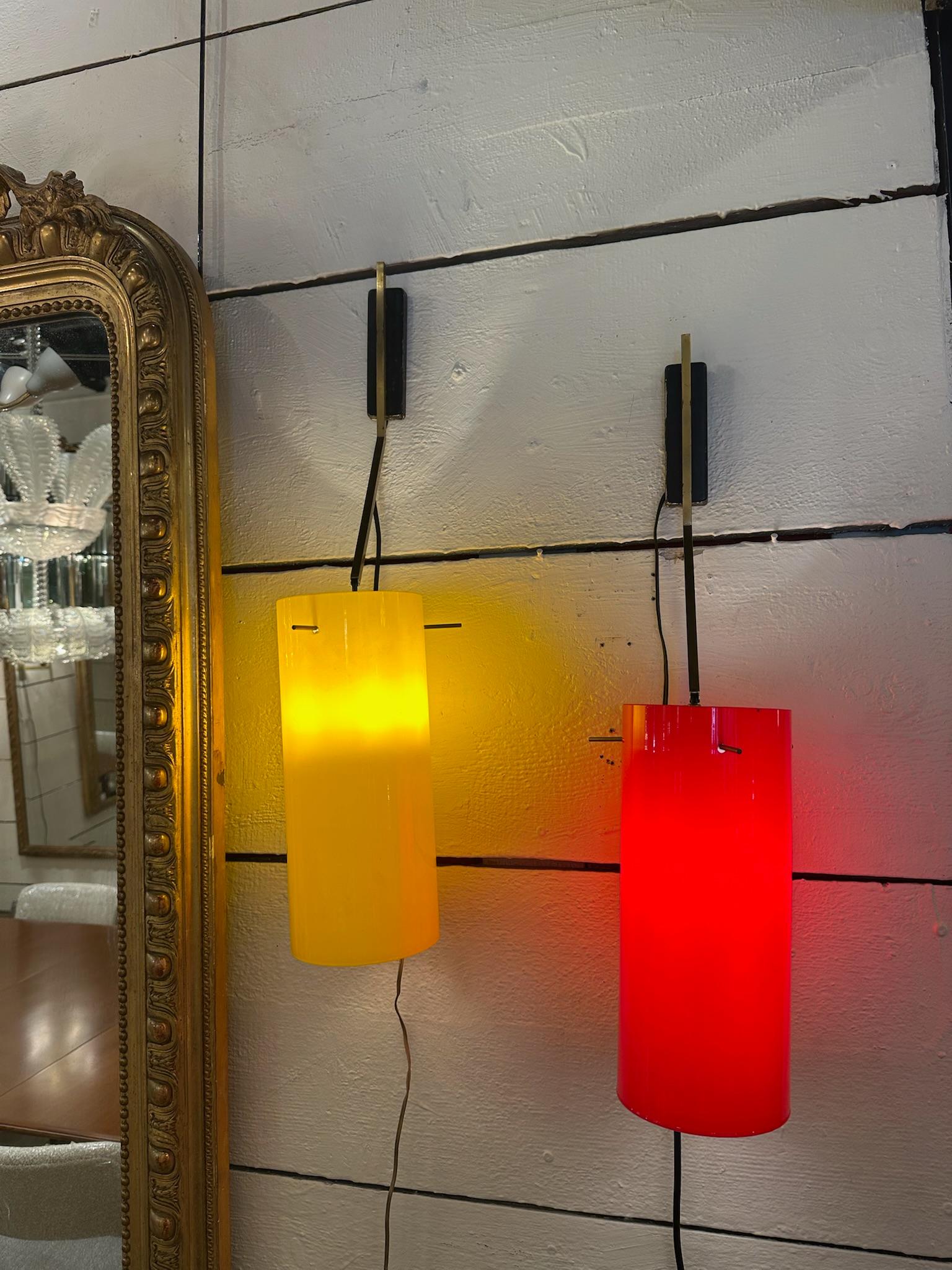 Pareja de apliques italianos de los años 70.
Precioso cristal de Murano amarillo y rojo.

Altura total 67 cm - 26,38 po
Altura del cristal 30 cm - 11,81 po
Diámetro 13 cm - 5,12 po