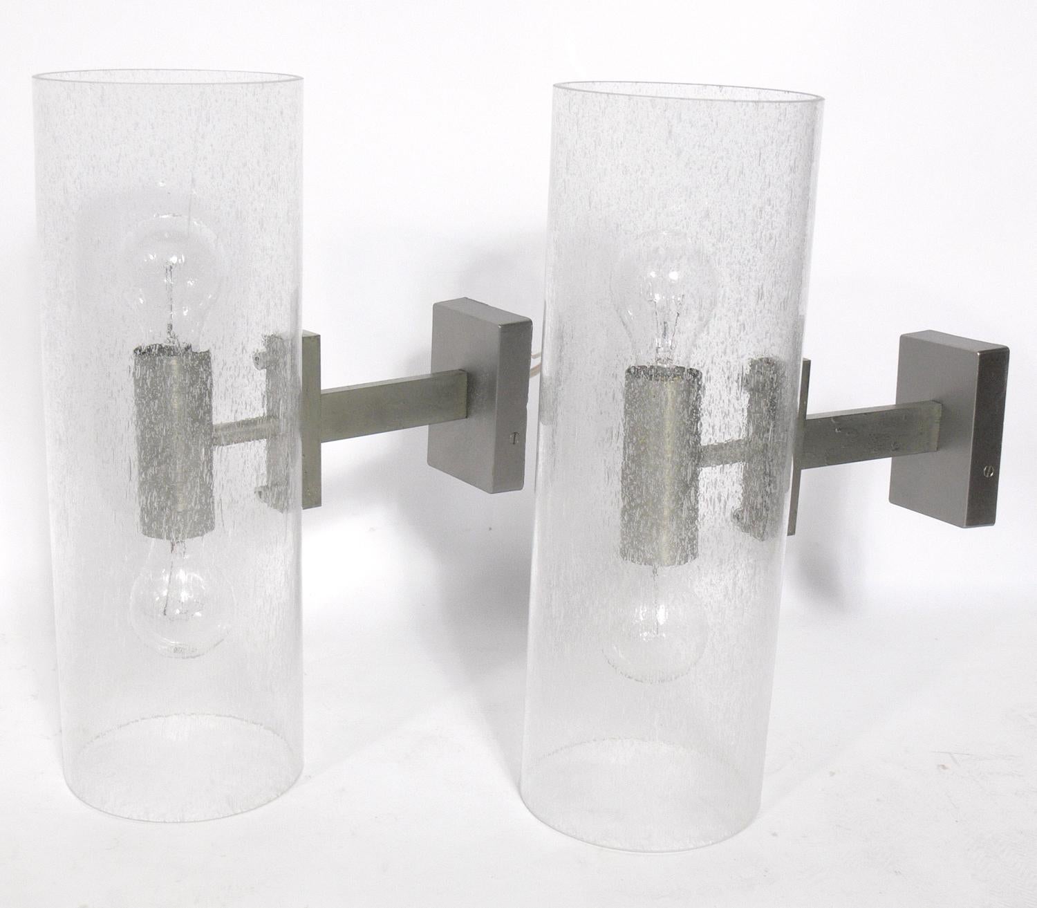 Mid-Century Modern Pair of Italian Sconces in Controlled Bubble Glass and Silvered Metal For Sale