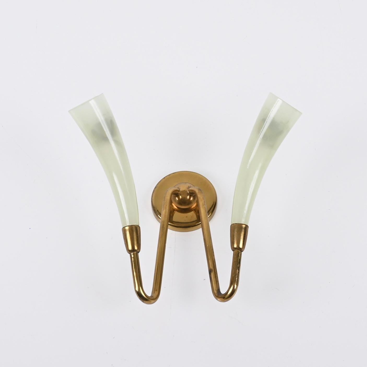 Pareja de candelabros italianos de cristal de Murano verde y latón, Guglielmo UIrich, años 40 en venta 2