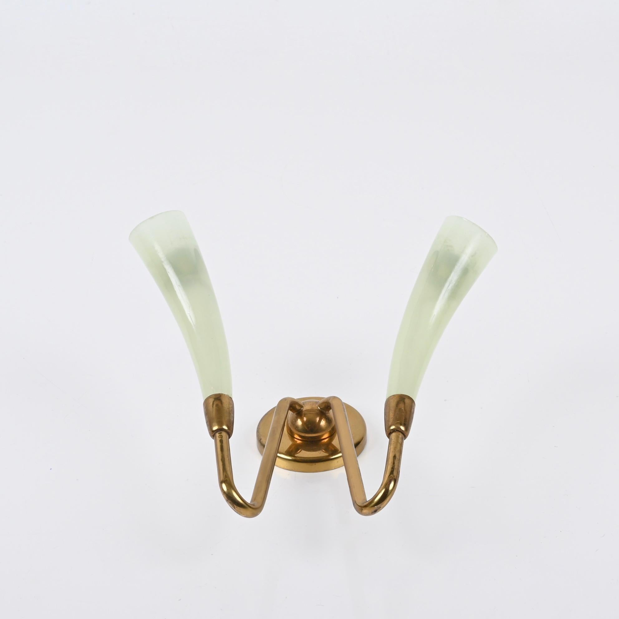 Pareja de candelabros italianos de cristal de Murano verde y latón, Guglielmo UIrich, años 40 en venta 3