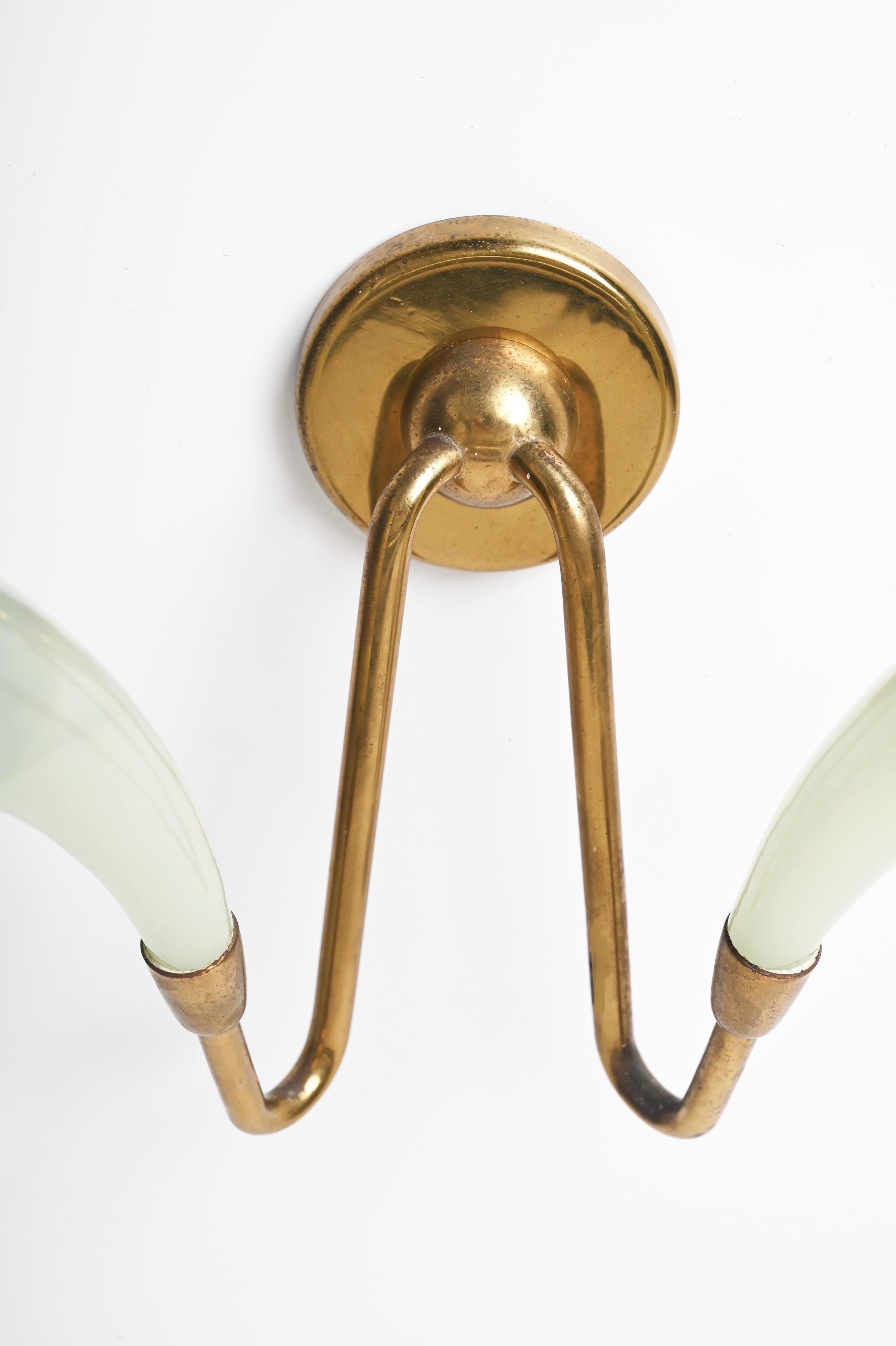 Pareja de candelabros italianos de cristal de Murano verde y latón, Guglielmo UIrich, años 40 en venta 4