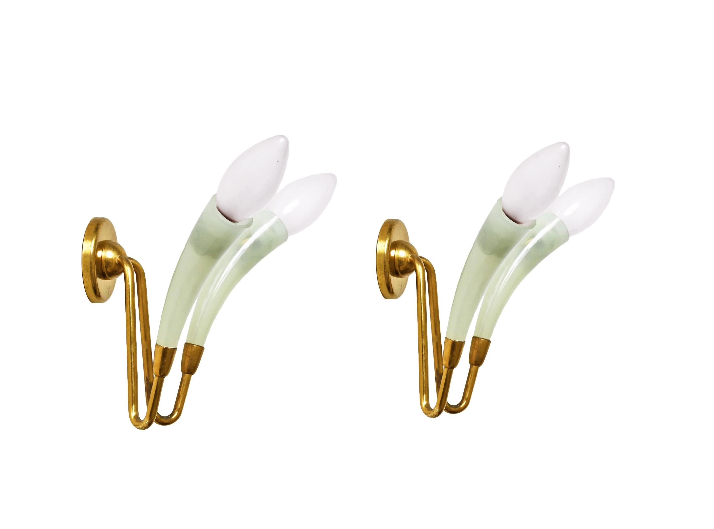 Maravillosa pareja de apliques de pared de cristal de Murano verde soplado a boca y latón. Estos apliques increíblemente encantadores y únicos fueron diseñados por Guglielmo Ulrich y fabricados en Venecia (Italia) durante la década de 1940.

En