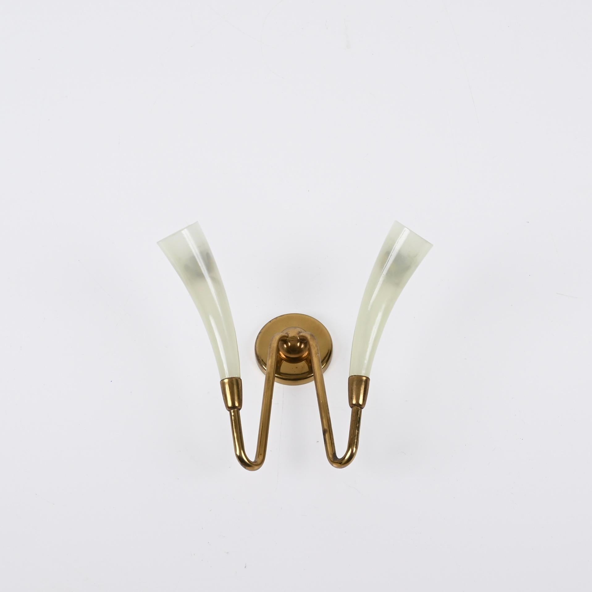 Mid-Century Modern Pair of Italian Sconces in Green Murano Glass and Brass, Guglielmo UIrich 1940s For Sale
