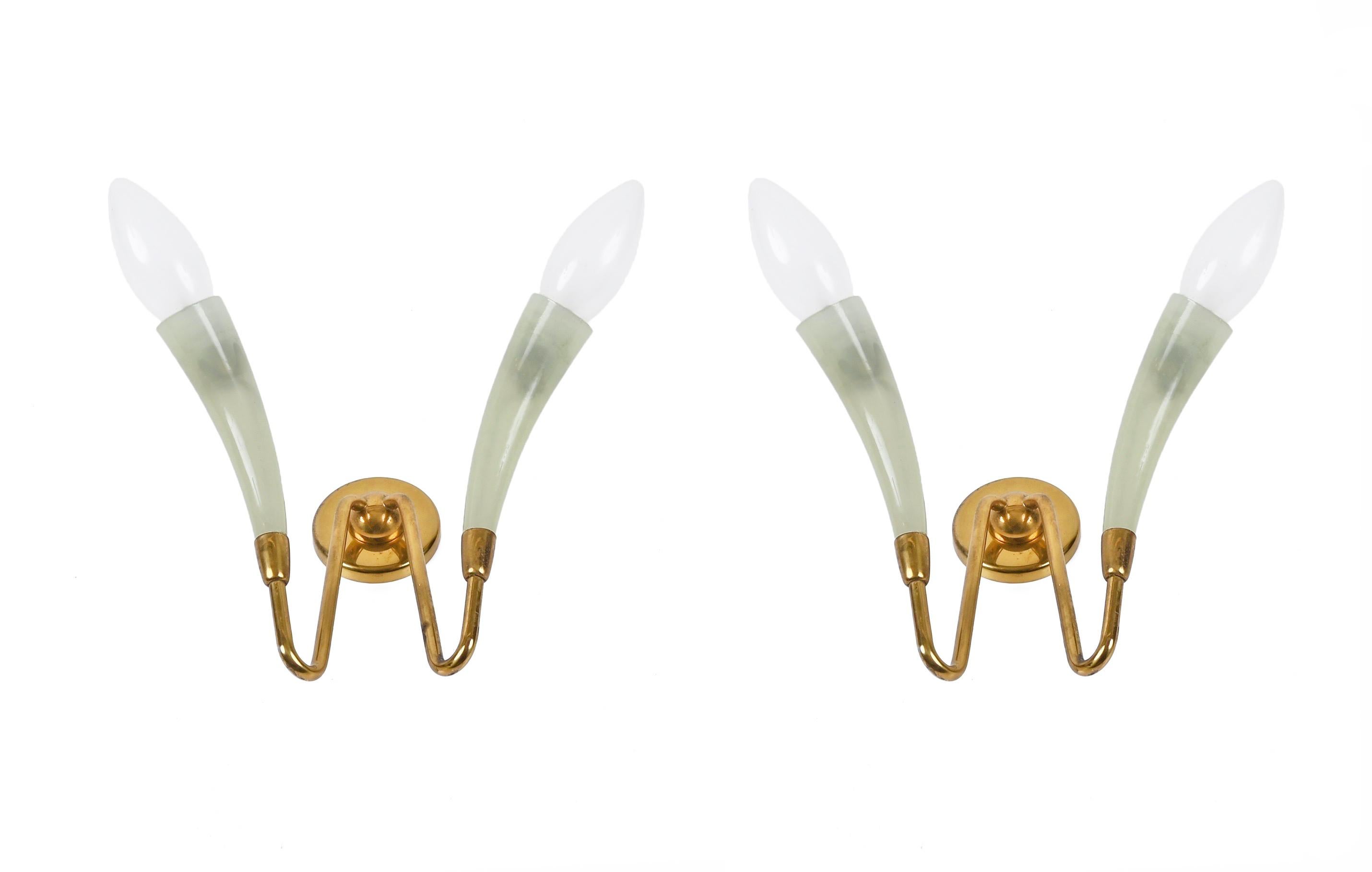 Pareja de candelabros italianos de cristal de Murano verde y latón, Guglielmo UIrich, años 40 Moderno de mediados de siglo en venta