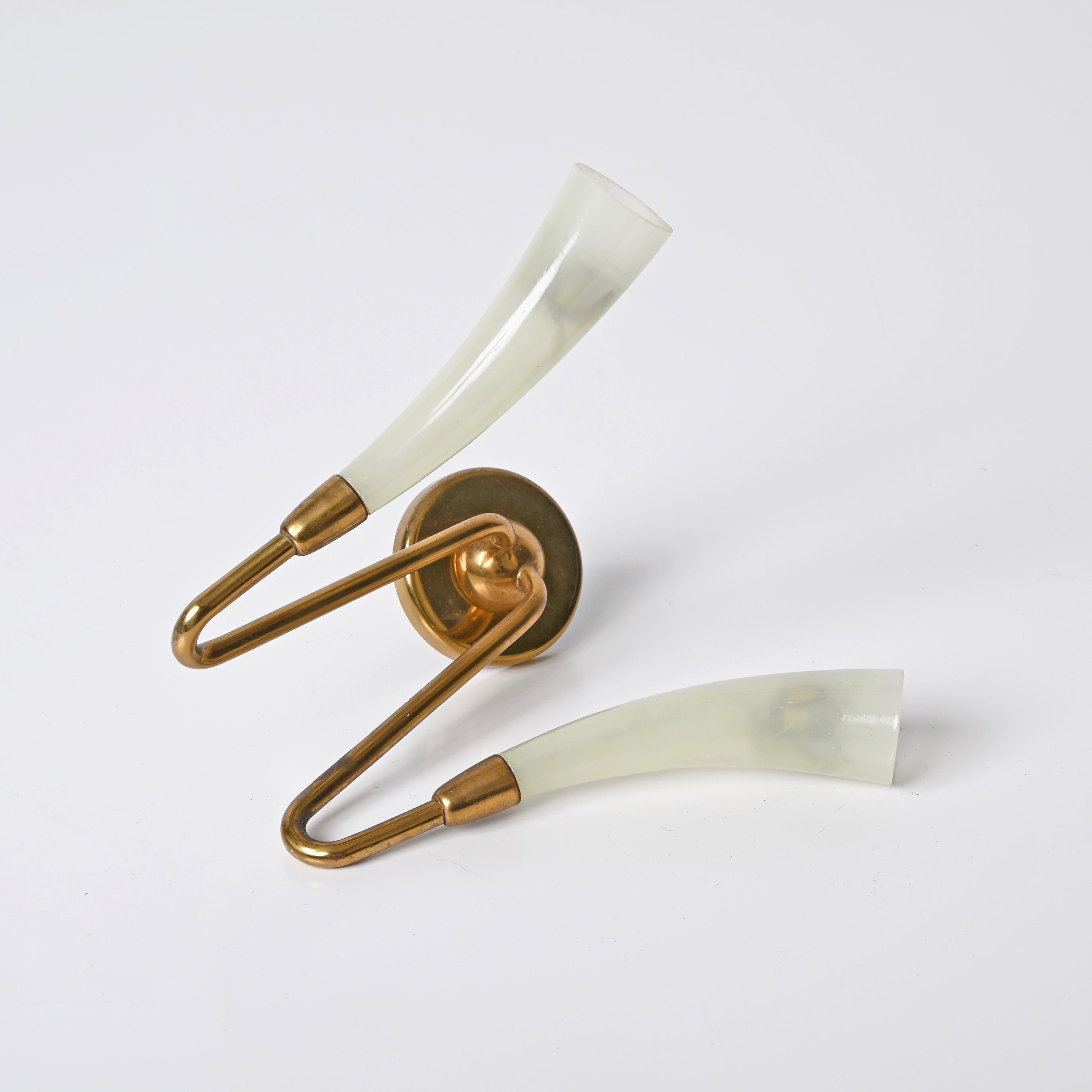 Pareja de candelabros italianos de cristal de Murano verde y latón, Guglielmo UIrich, años 40 Italiano en venta