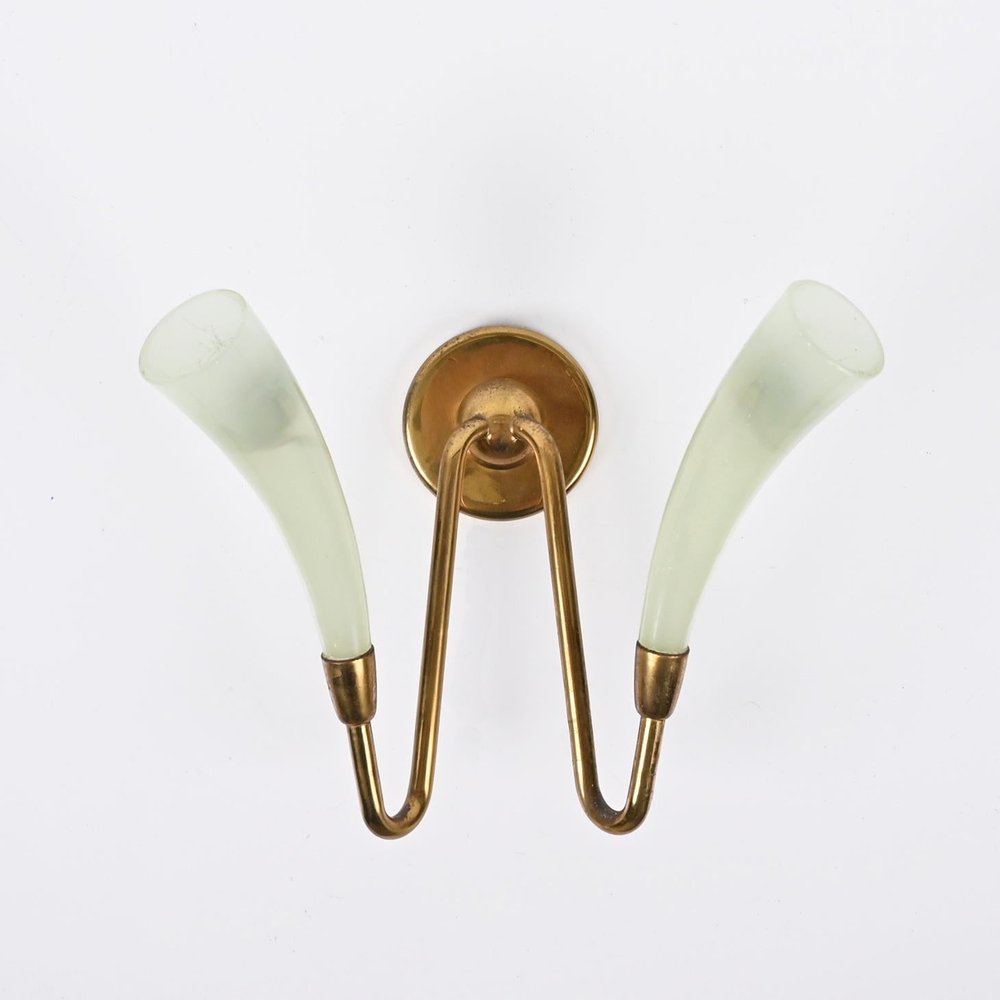 Pareja de candelabros italianos de cristal de Murano verde y latón, Guglielmo UIrich, años 40 Hecho a mano en venta